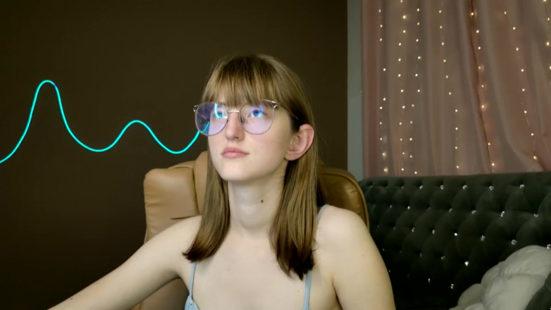 Gallery image thumbnail from EmyLure's myfreecams stream on, 10/14/2025, 16:34 image 16 of 20