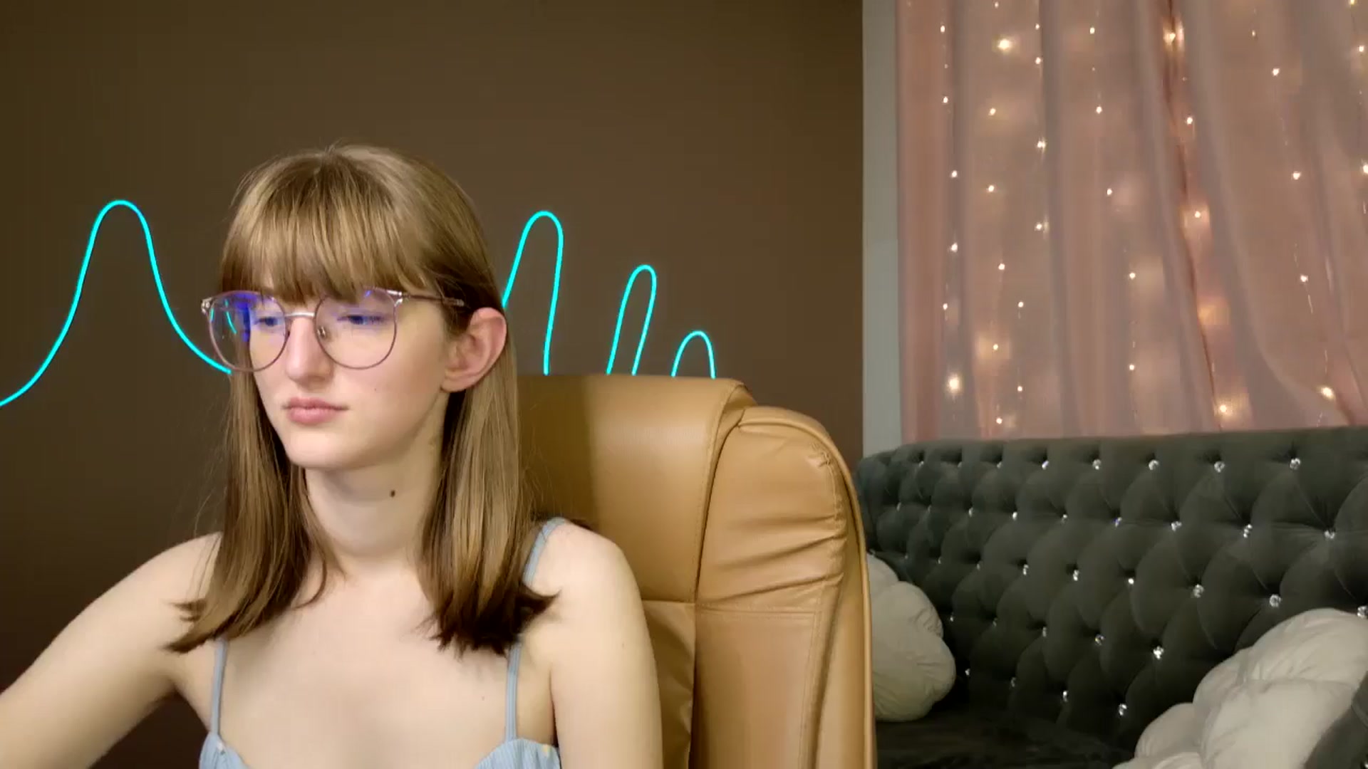 Gallery image thumbnail from EmyLure's myfreecams stream on, 10/14/2025, 16:34 image 7 of 20