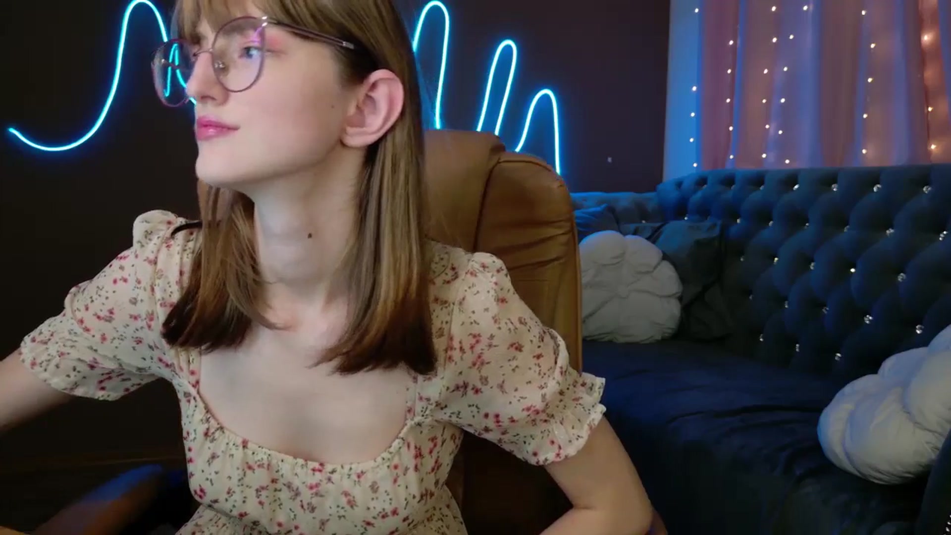 Gallery image thumbnail from EmyLure's myfreecams stream on, 10/18/2025, 17:02 image 15 of 20