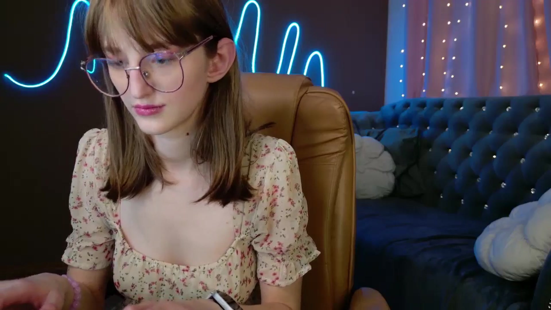 Gallery image thumbnail from EmyLure's myfreecams stream on, 10/18/2025, 17:02 image 17 of 20
