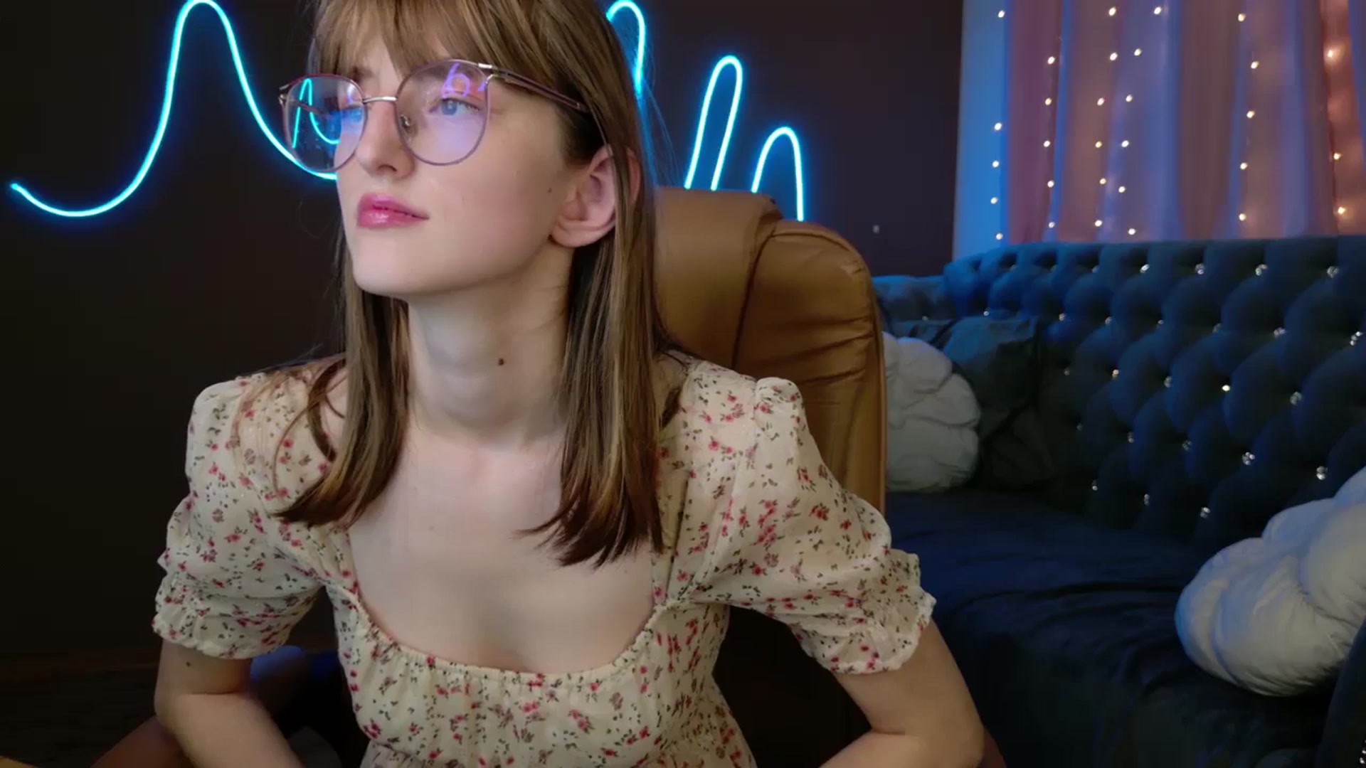 Gallery image thumbnail from EmyLure's myfreecams stream on, 10/18/2025, 17:02 image 12 of 20