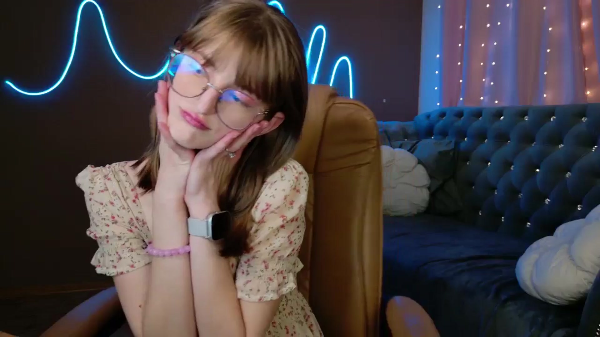 Gallery image thumbnail from EmyLure's myfreecams stream on, 10/18/2025, 17:02 image 11 of 20