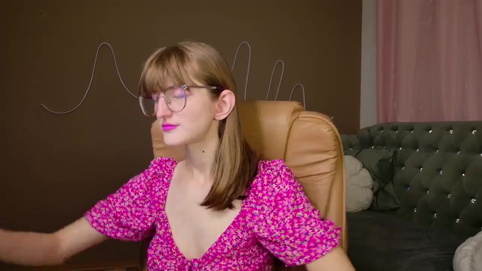 Gallery image thumbnail from EmyLure's myfreecams stream on, 10/19/2025, 15:37 image 15 of 20