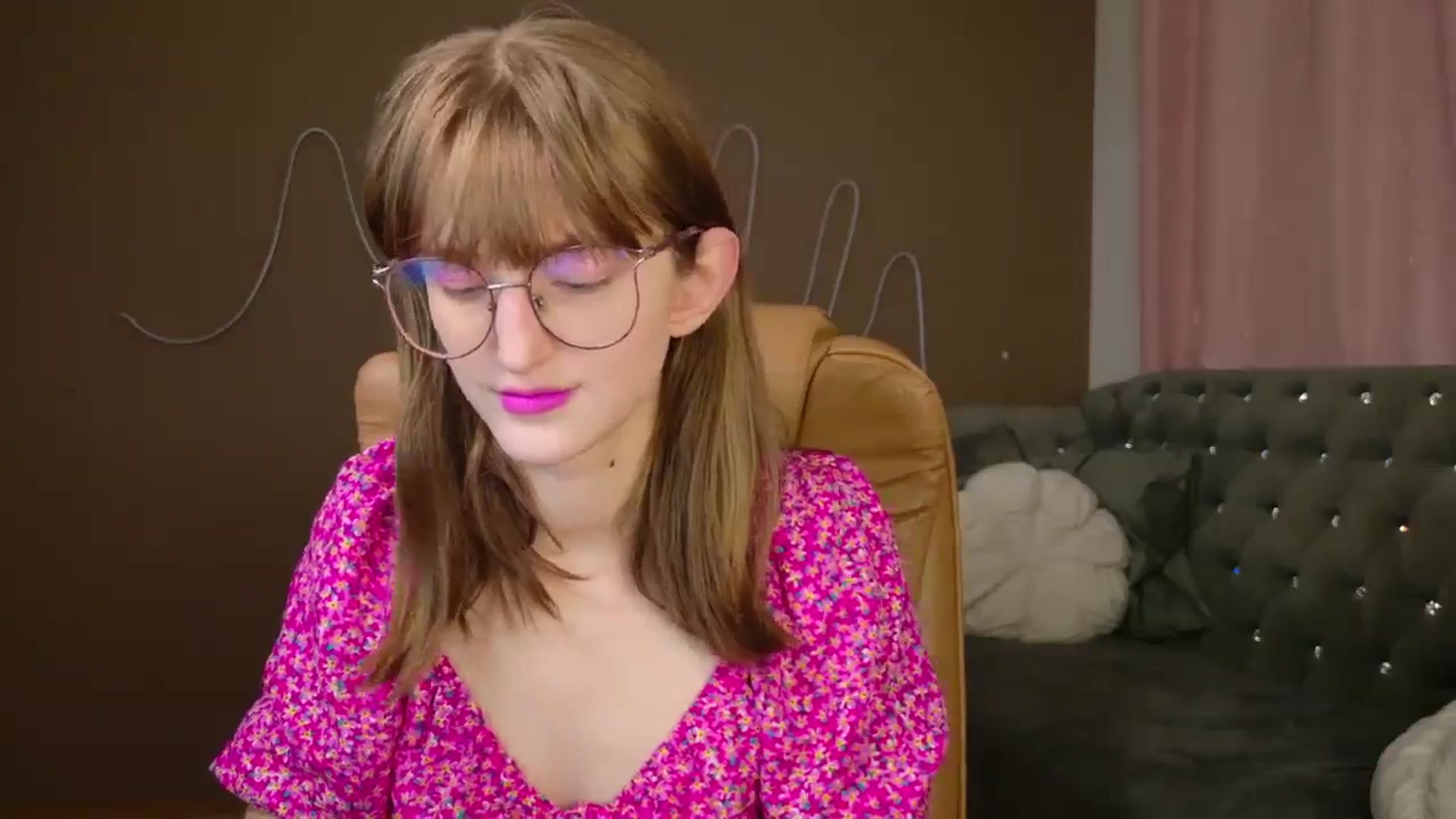 Gallery image thumbnail from EmyLure's myfreecams stream on, 10/19/2025, 15:37 image 12 of 20