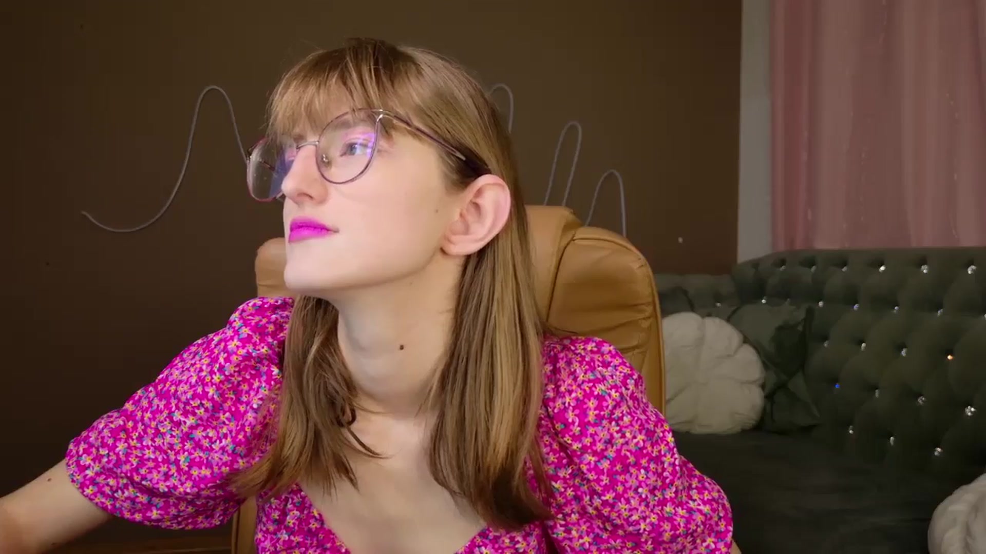 Gallery image thumbnail from EmyLure's myfreecams stream on, 10/19/2025, 15:37 image 14 of 20
