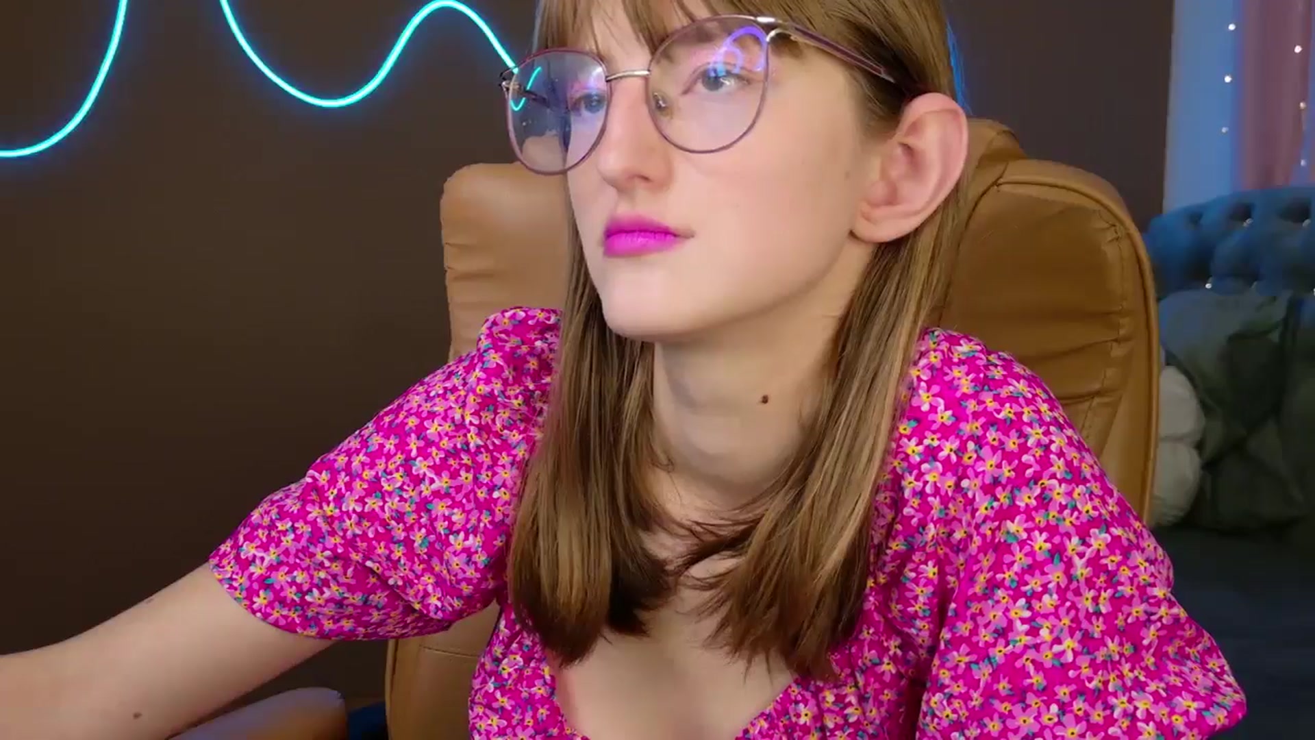 Gallery image thumbnail from EmyLure's myfreecams stream on, 10/19/2025, 16:25 image 2 of 20