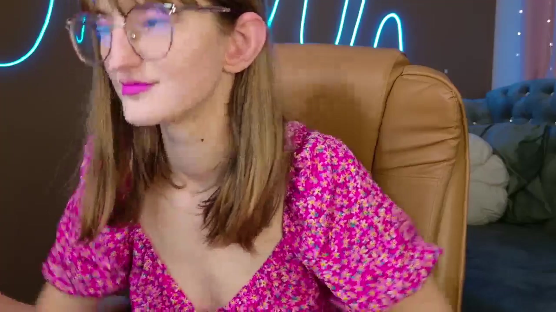 Gallery image thumbnail from EmyLure's myfreecams stream on, 10/19/2025, 16:25 image 14 of 20