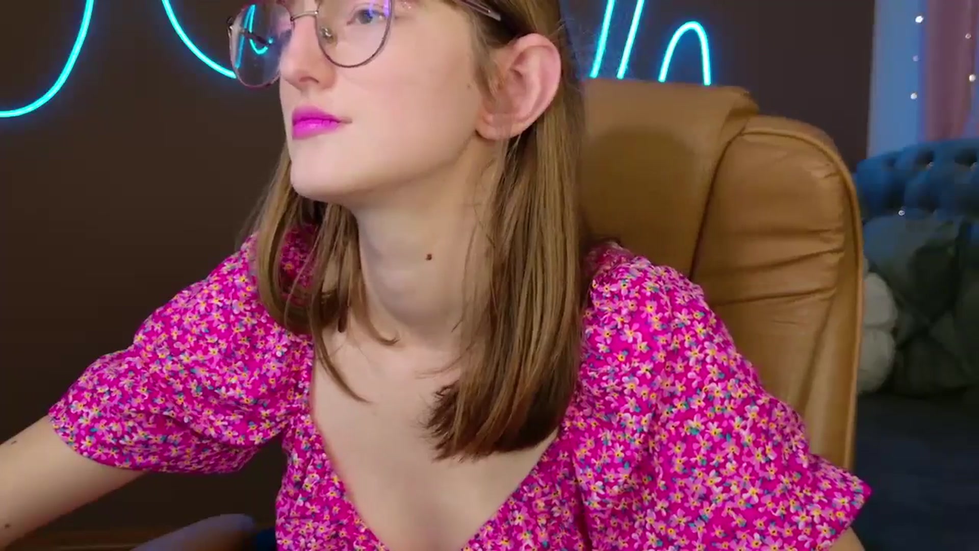 Gallery image thumbnail from EmyLure's myfreecams stream on, 10/19/2025, 16:25 image 19 of 20