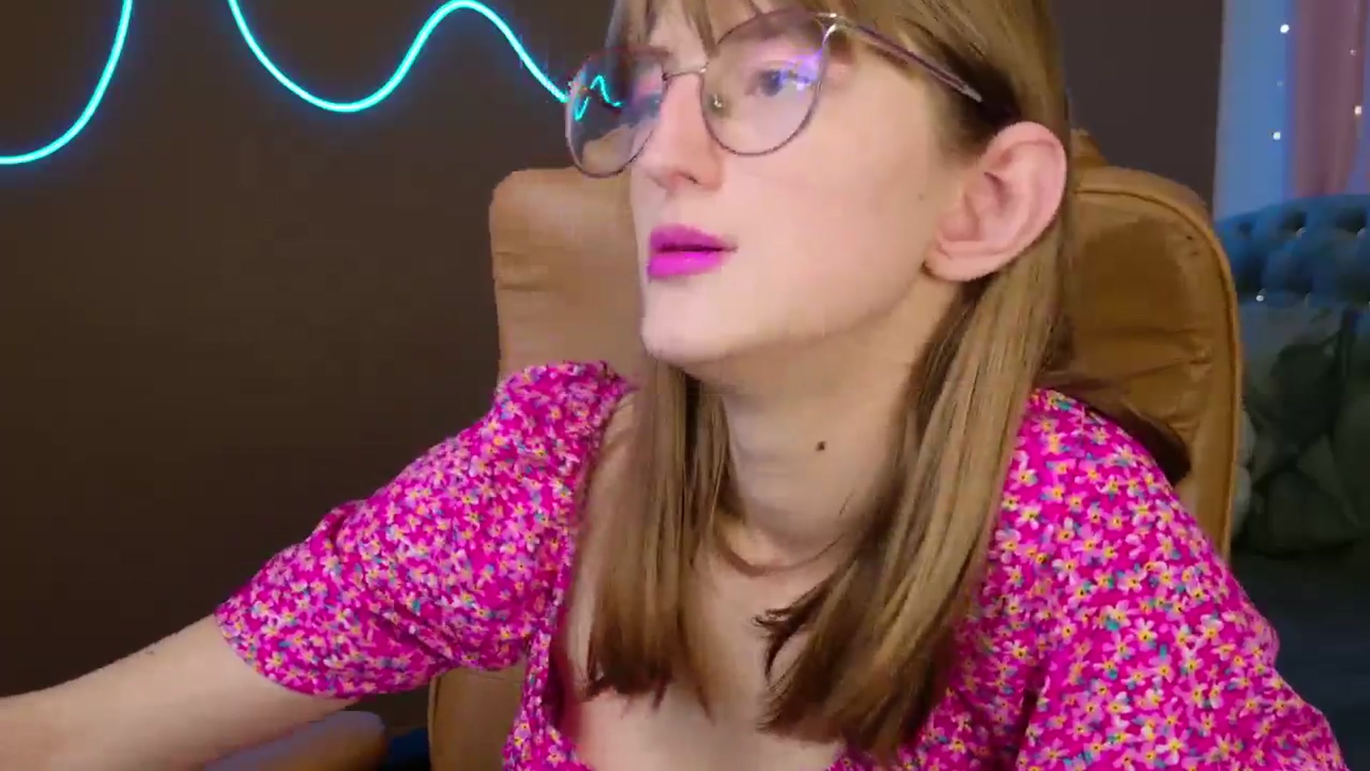 Gallery image thumbnail from EmyLure's myfreecams stream on, 10/19/2025, 16:25 image 10 of 20