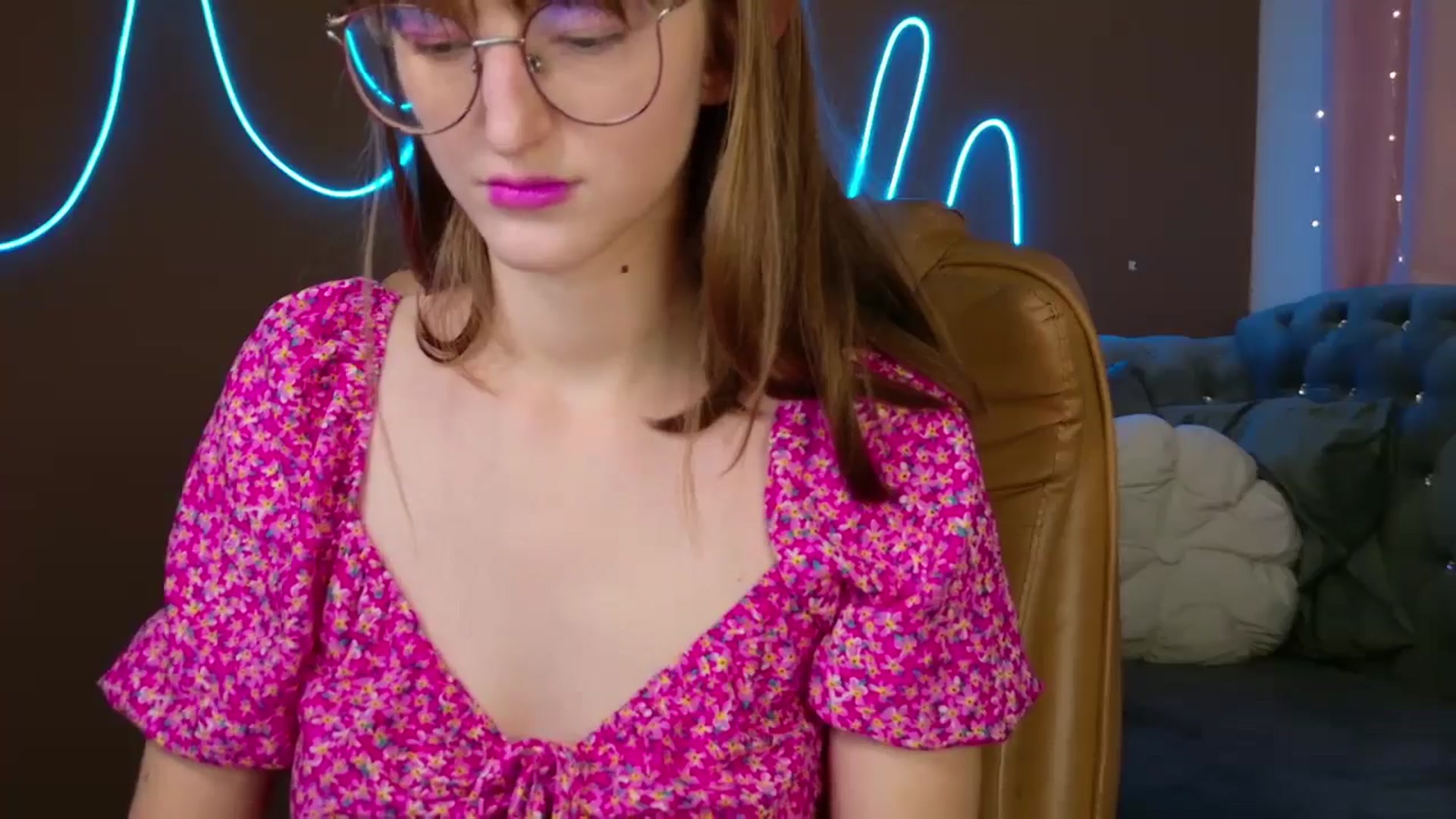 Gallery image thumbnail from EmyLure's myfreecams stream on, 10/19/2025, 17:46 image 14 of 20