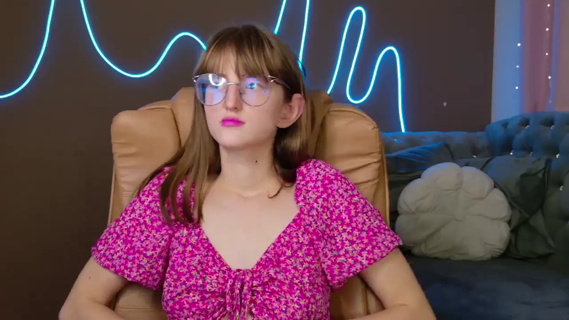 Gallery image thumbnail from EmyLure's myfreecams stream on, 10/19/2025, 17:46 image 3 of 20
