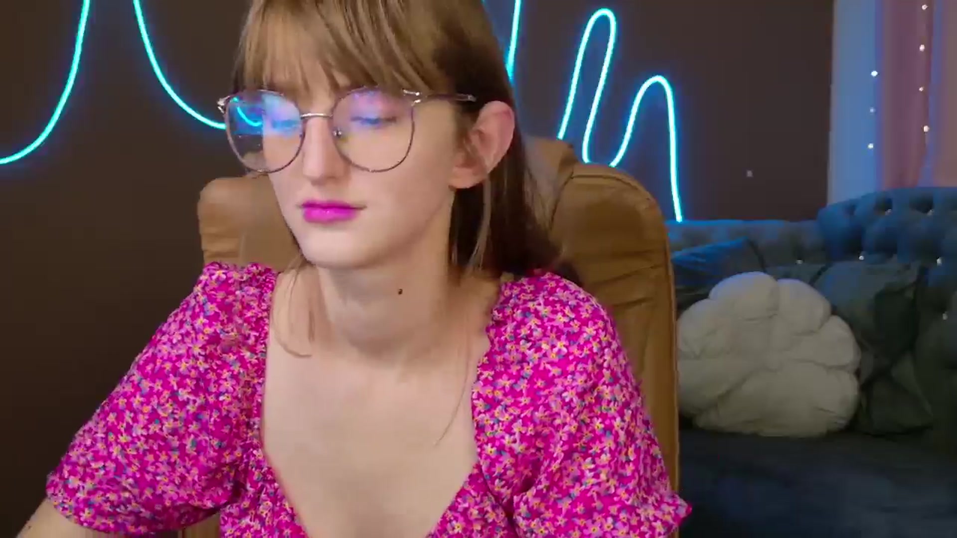 Gallery image thumbnail from EmyLure's myfreecams stream on, 10/19/2025, 17:46 image 5 of 20