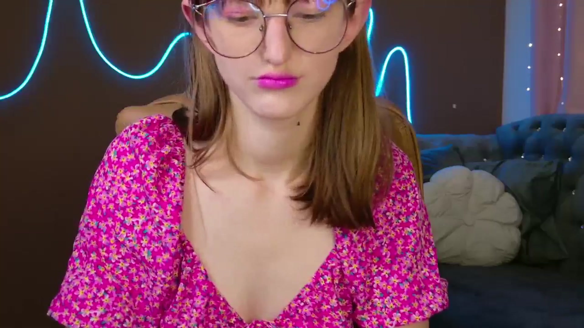 Gallery image thumbnail from EmyLure's myfreecams stream on, 10/19/2025, 17:46 image 18 of 20