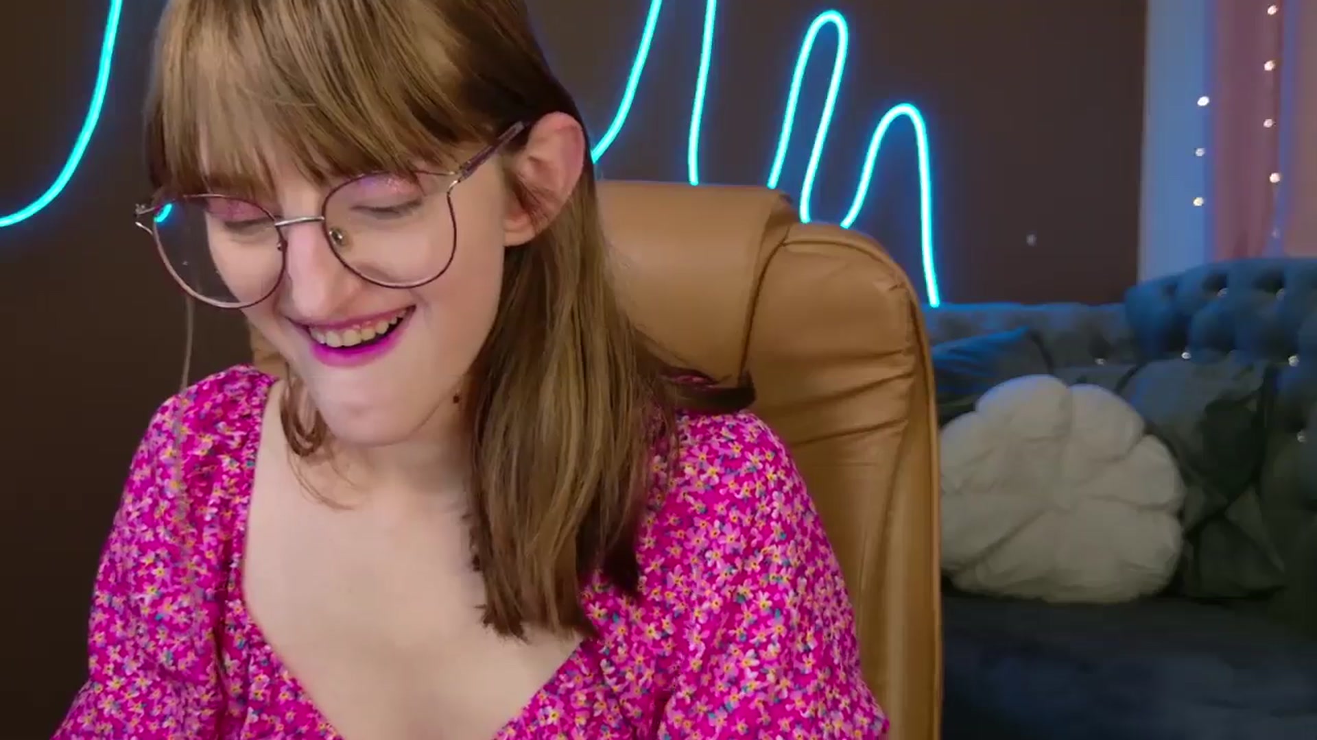 Gallery image thumbnail from EmyLure's myfreecams stream on, 10/19/2025, 17:46 image 11 of 20