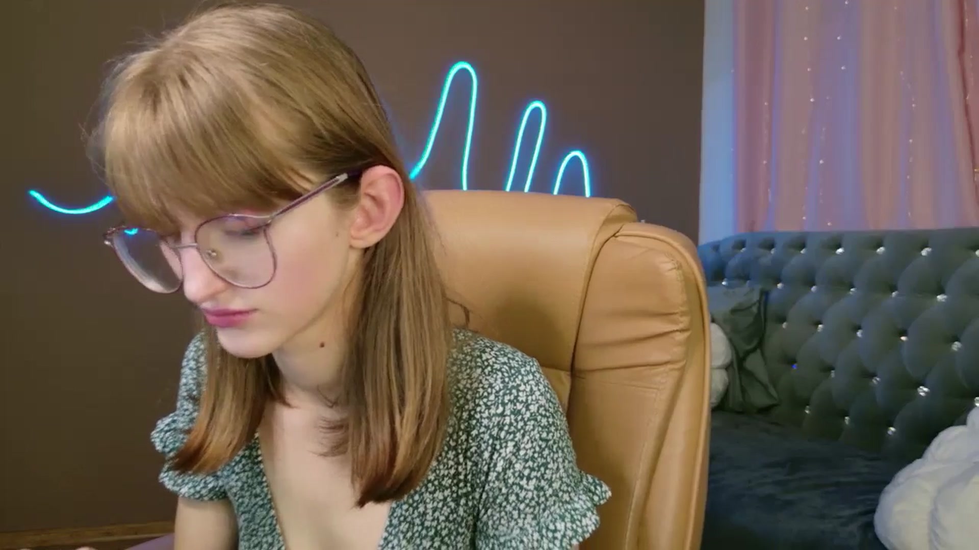 Gallery image thumbnail from EmyLure's myfreecams stream on, 10/21/2025, 17:03 image 13 of 20
