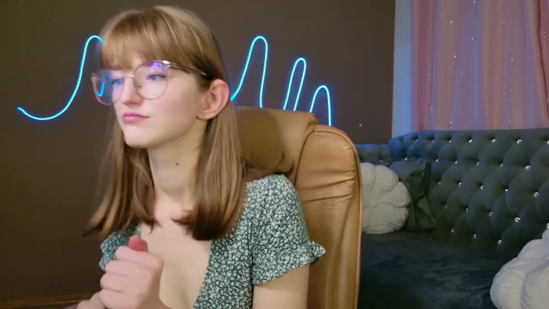 Gallery image thumbnail from EmyLure's myfreecams stream on, 10/21/2025, 17:03 image 2 of 20