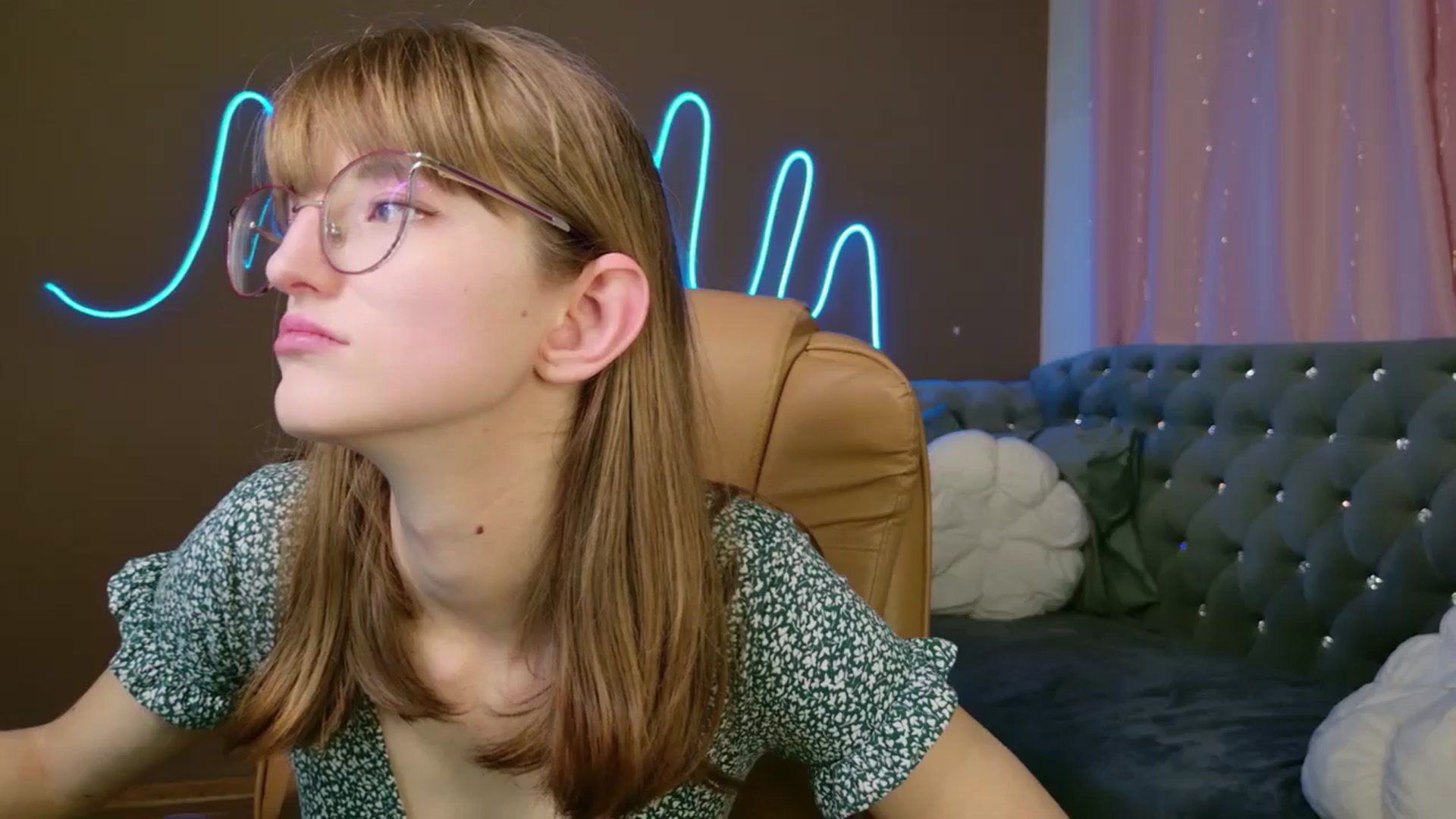 Gallery image thumbnail from EmyLure's myfreecams stream on, 10/21/2025, 17:03 image 6 of 20