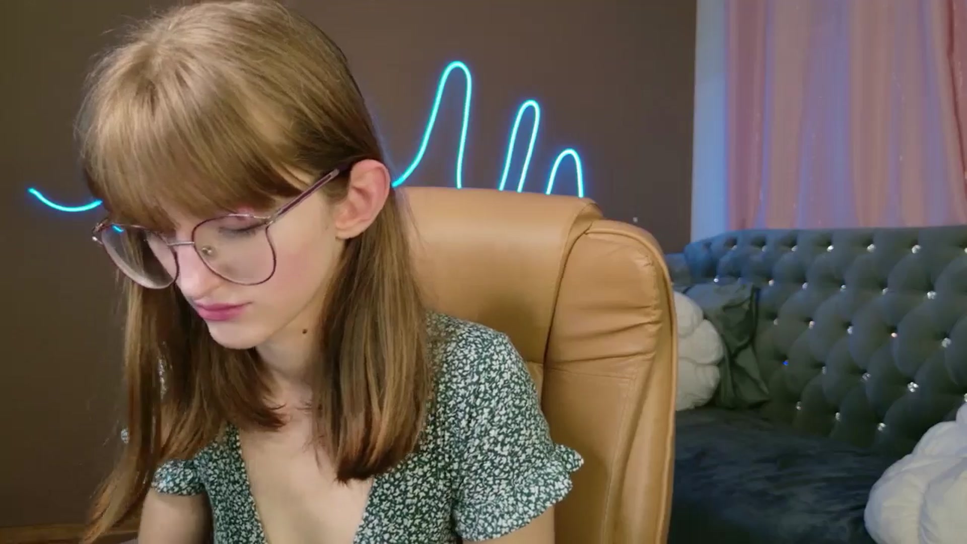 Gallery image thumbnail from EmyLure's myfreecams stream on, 10/21/2025, 17:03 image 10 of 20
