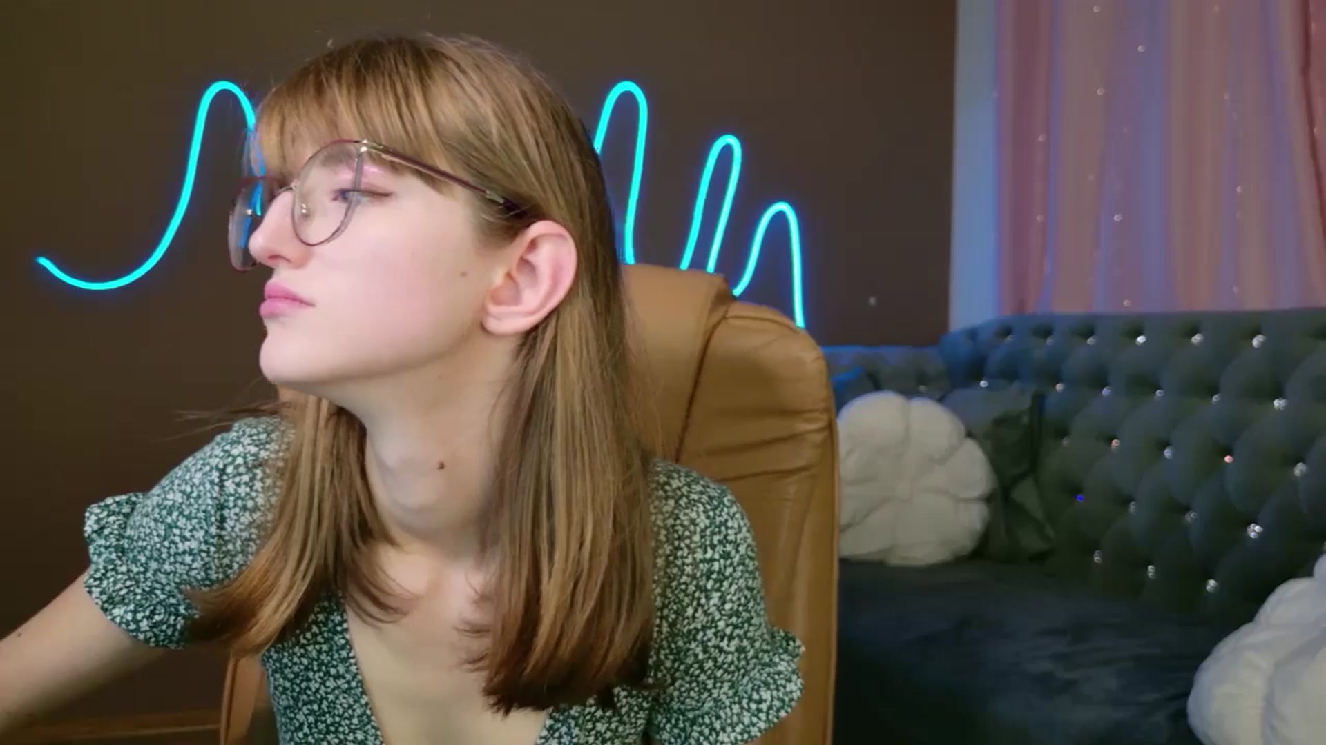 Gallery image thumbnail from EmyLure's myfreecams stream on, 10/21/2025, 17:03 image 12 of 20