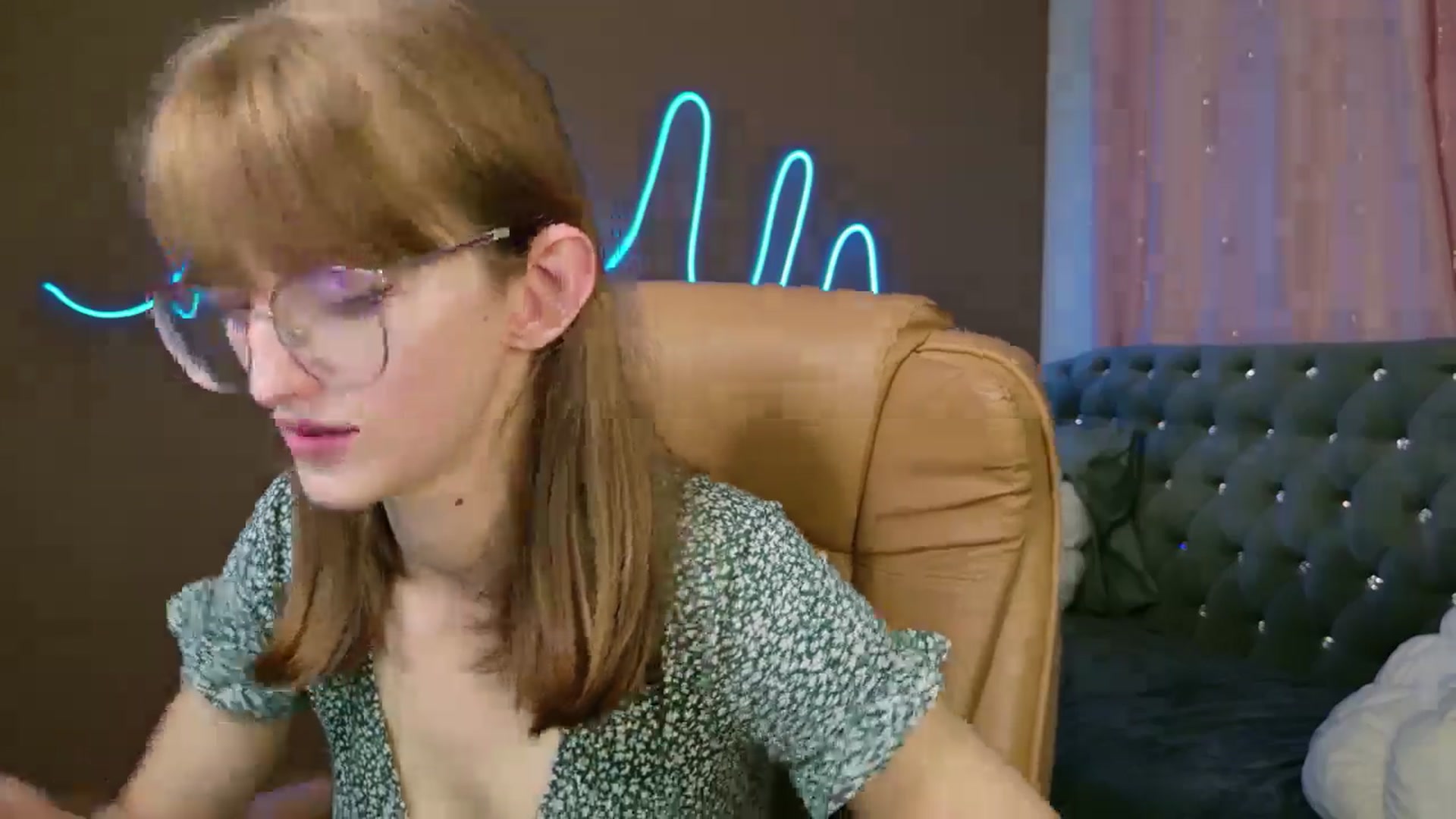 Gallery image thumbnail from EmyLure's myfreecams stream on, 10/21/2025, 17:03 image 14 of 20