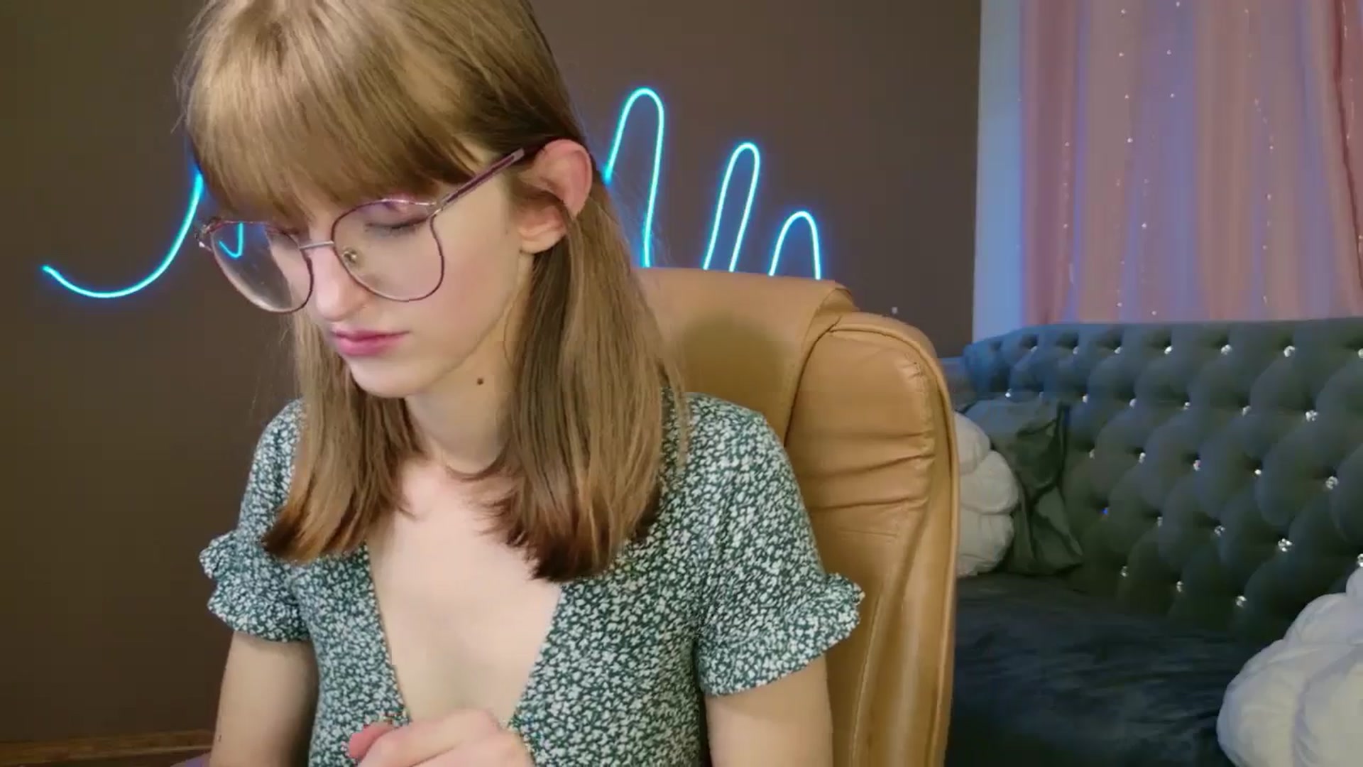 Gallery image thumbnail from EmyLure's myfreecams stream on, 10/21/2025, 17:03 image 17 of 20