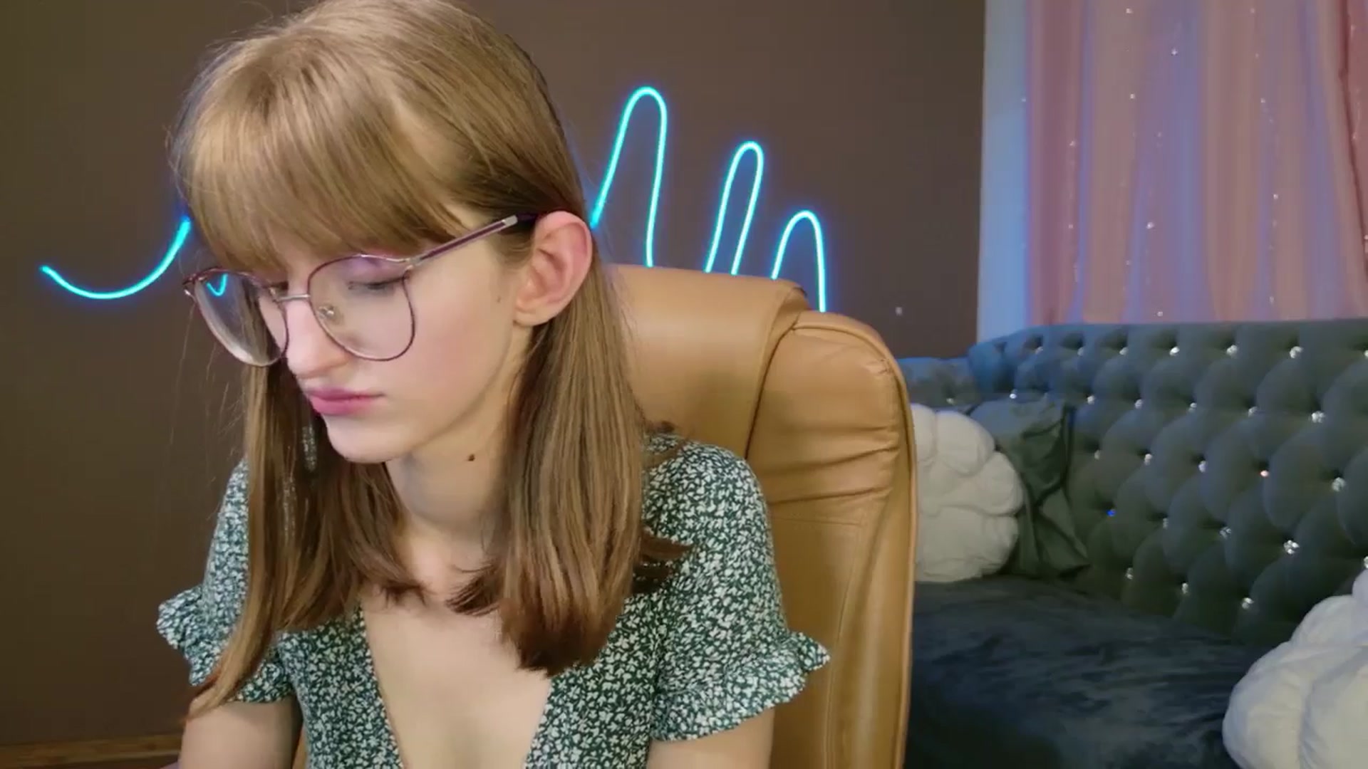 Gallery image thumbnail from EmyLure's myfreecams stream on, 10/21/2025, 17:03 image 4 of 20