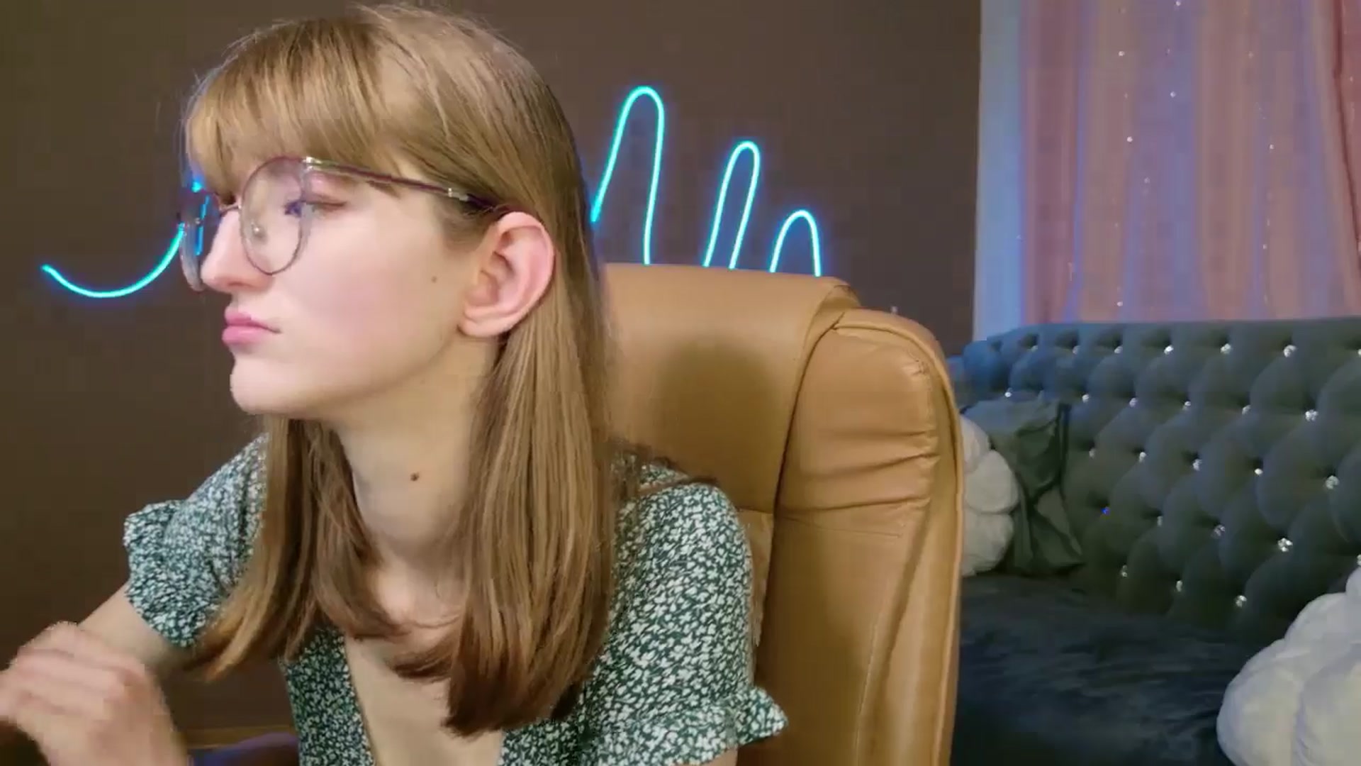 Gallery image thumbnail from EmyLure's myfreecams stream on, 10/21/2025, 17:03 image 7 of 20