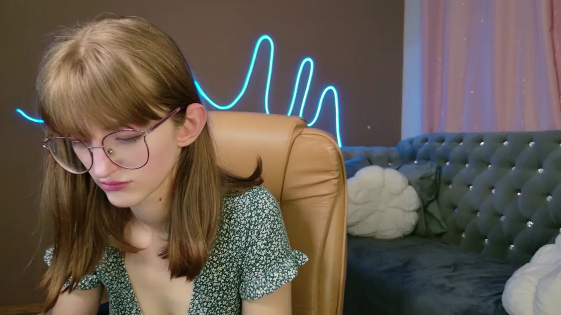 Gallery image thumbnail from EmyLure's myfreecams stream on, 10/21/2025, 17:03 image 1 of 20
