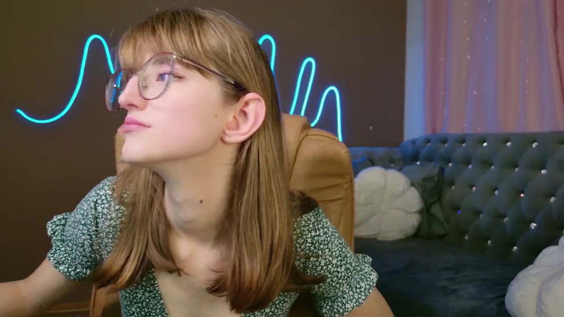 Gallery image thumbnail from EmyLure's myfreecams stream on, 10/21/2025, 17:03 image 3 of 20