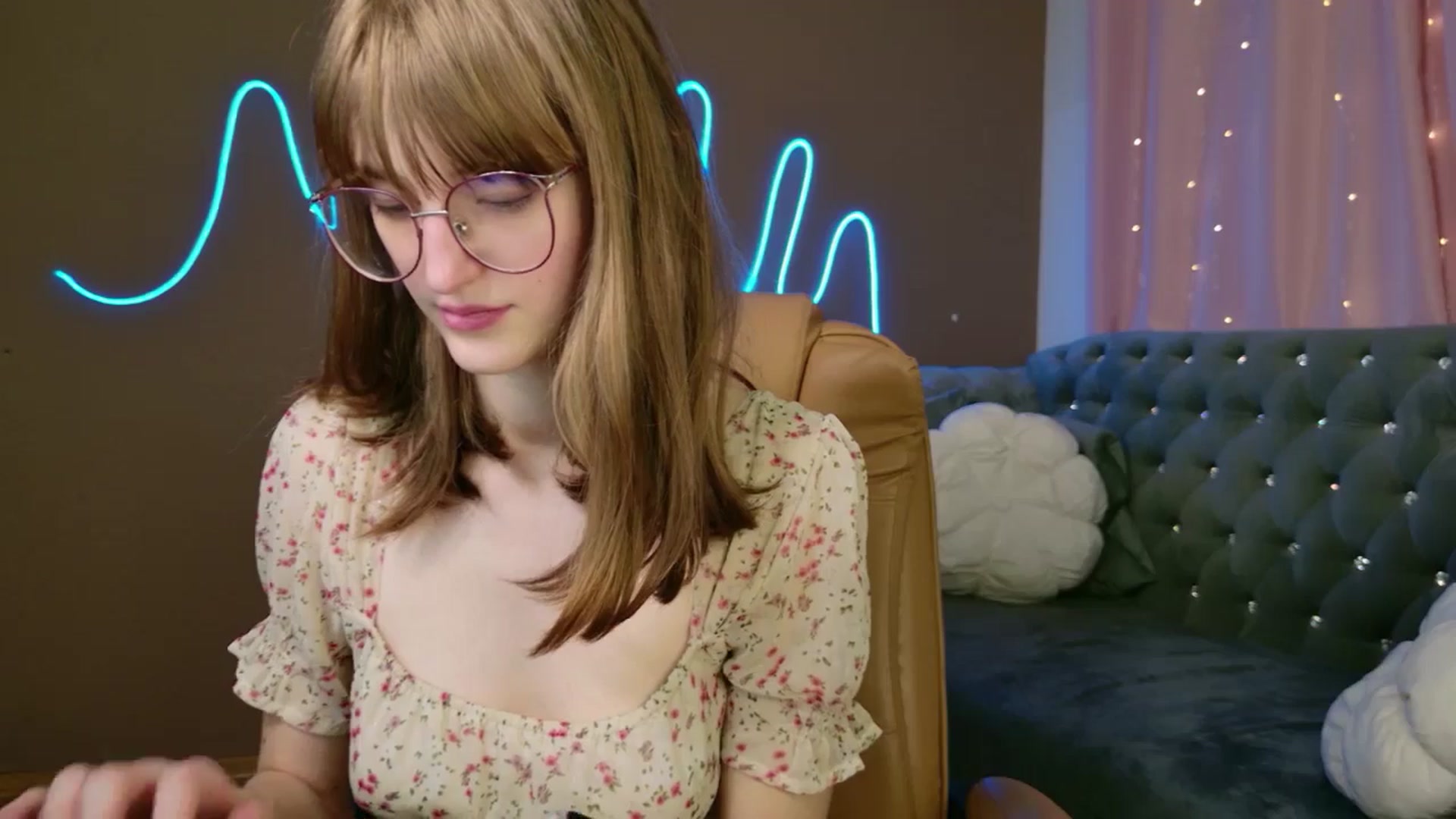 Gallery image thumbnail from EmyLure's myfreecams stream on, 10/25/2025, 16:33 image 19 of 20