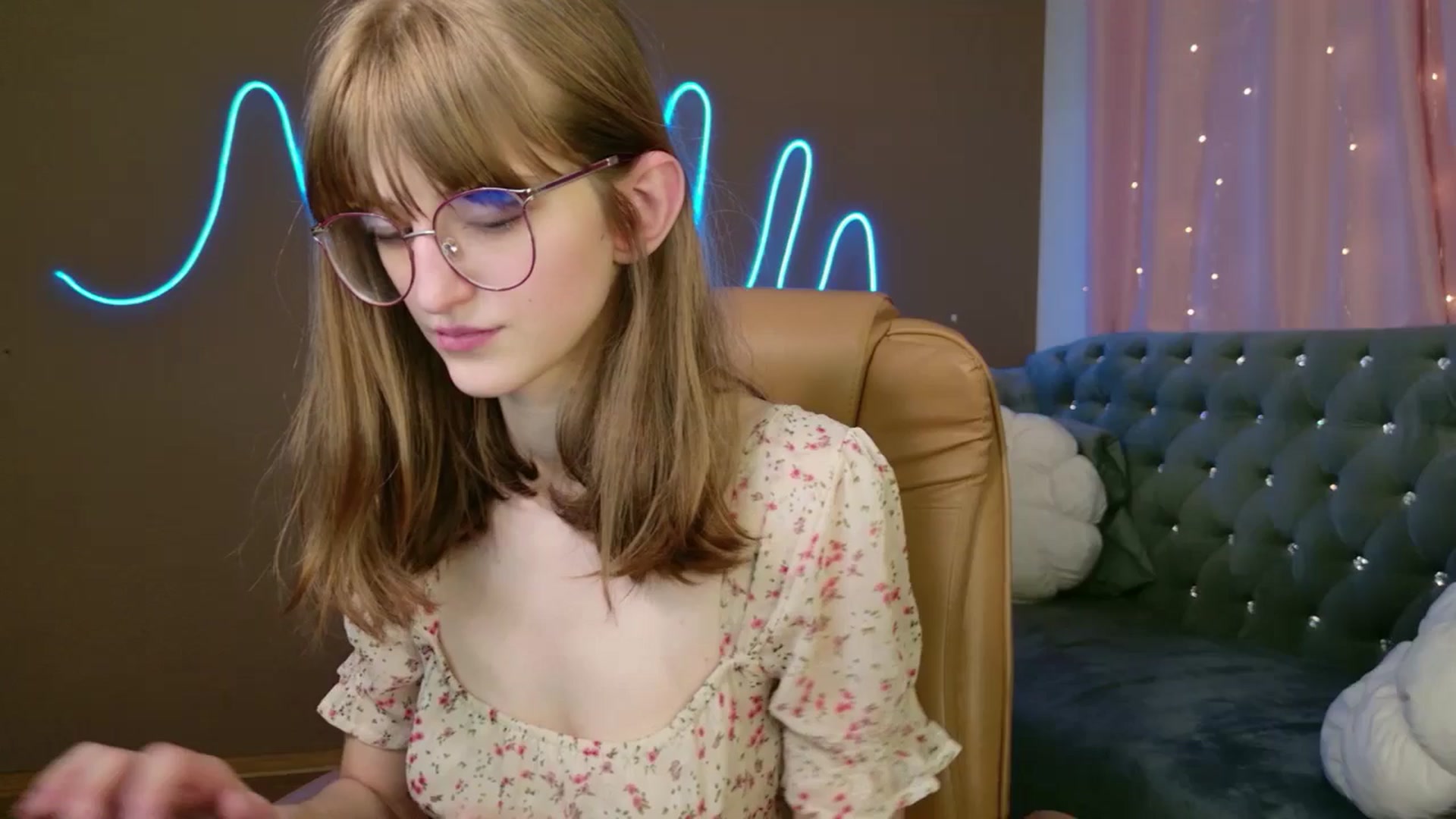 Gallery image thumbnail from EmyLure's myfreecams stream on, 10/25/2025, 16:33 image 11 of 20