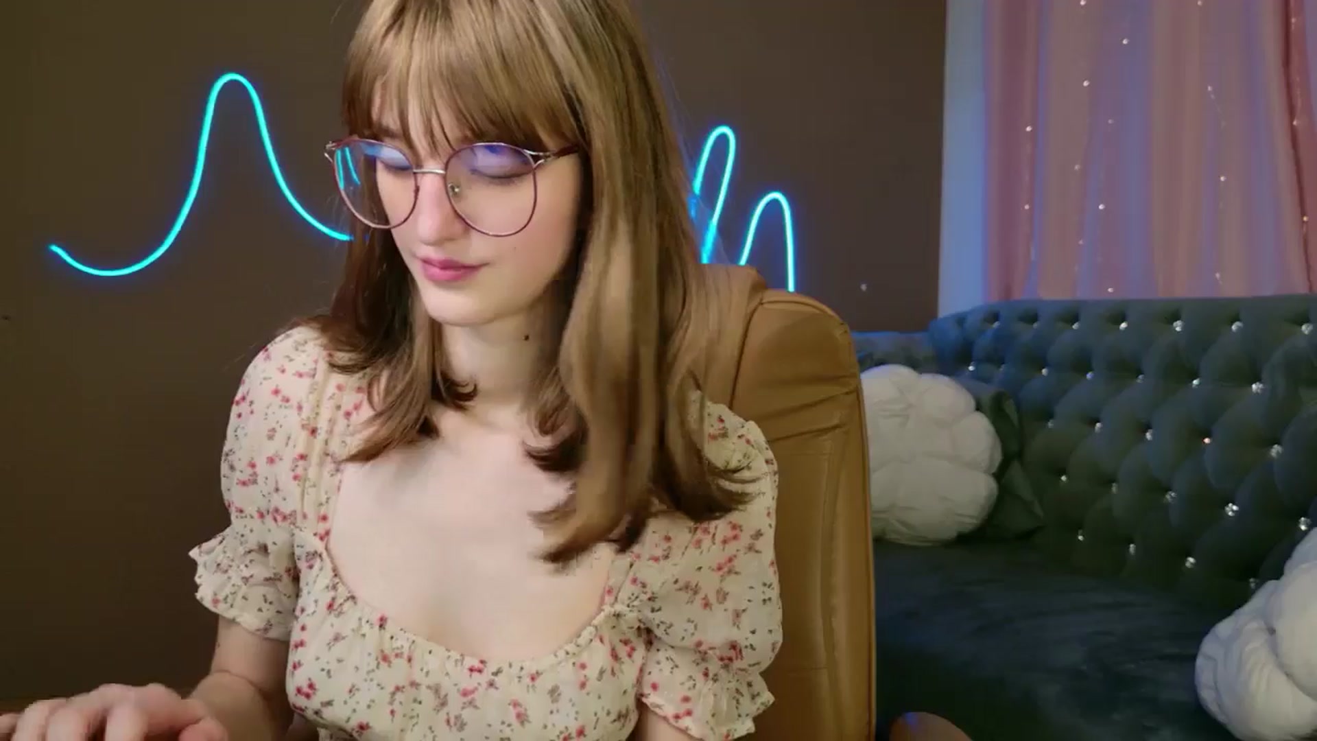 Gallery image thumbnail from EmyLure's myfreecams stream on, 10/25/2025, 16:33 image 18 of 20
