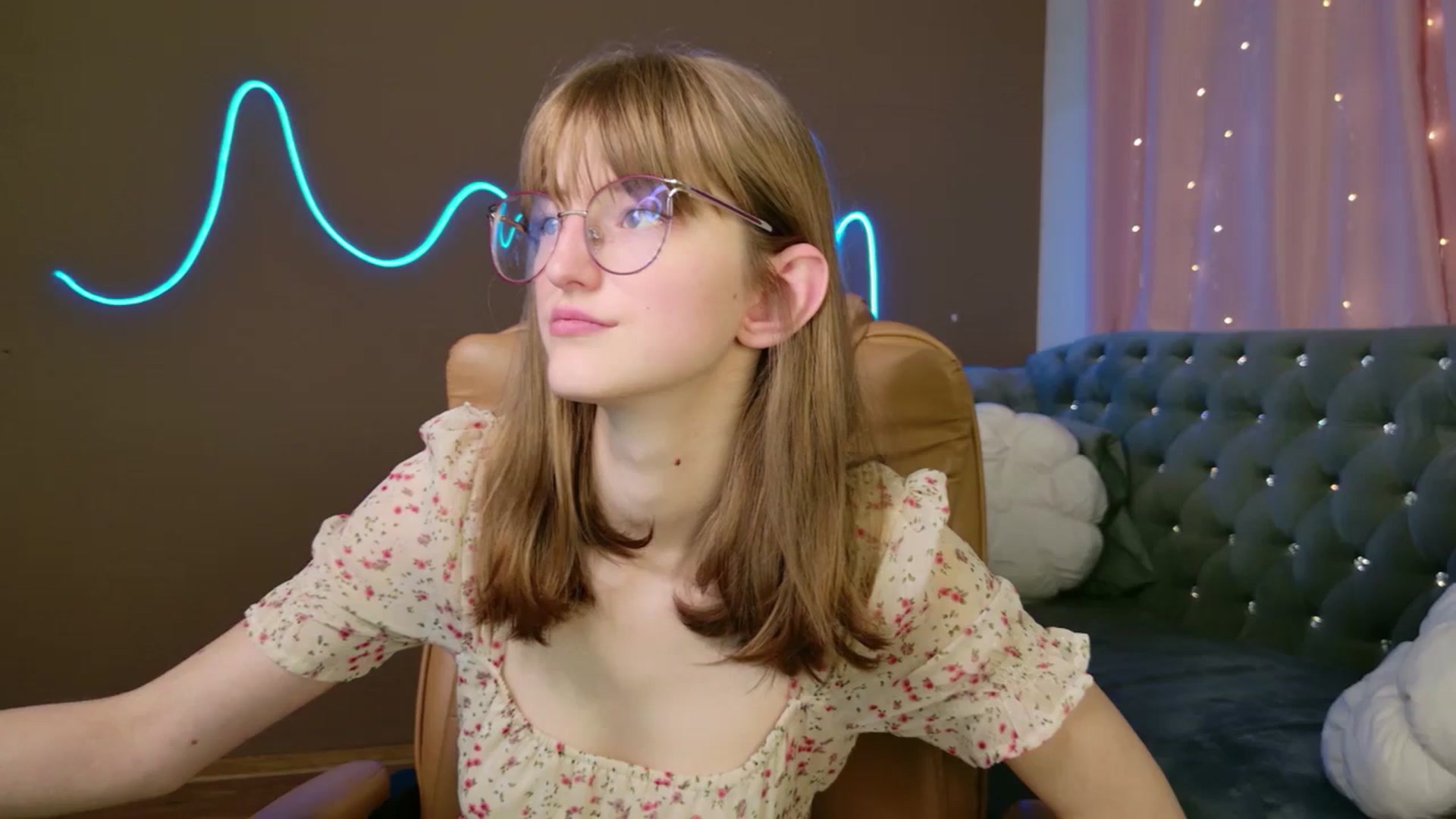 Gallery image thumbnail from EmyLure's myfreecams stream on, 10/25/2025, 16:33 image 16 of 20