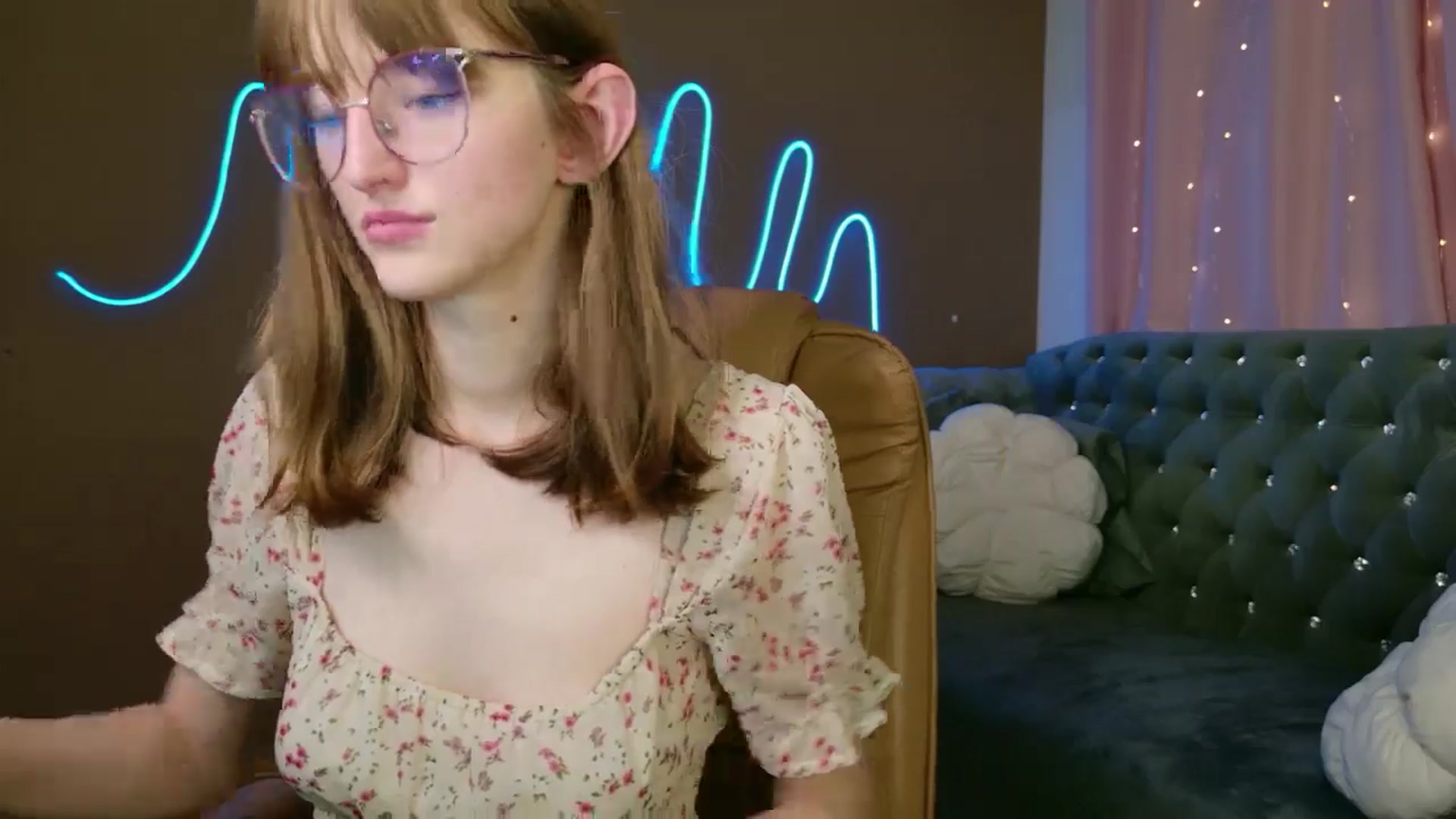 Gallery image thumbnail from EmyLure's myfreecams stream on, 10/25/2025, 16:33 image 8 of 20