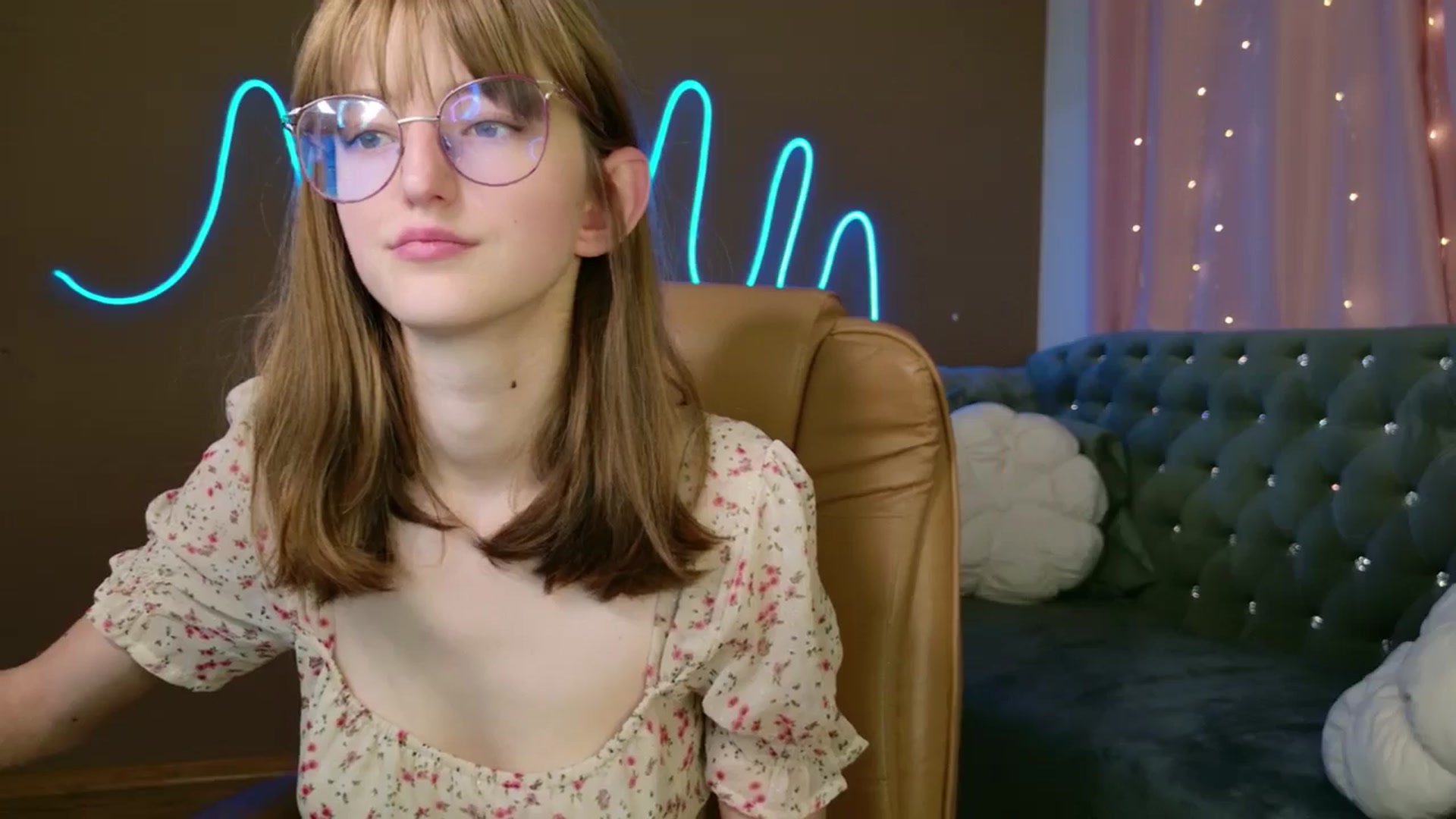 Gallery image thumbnail from EmyLure's myfreecams stream on, 10/25/2025, 16:33 image 6 of 20