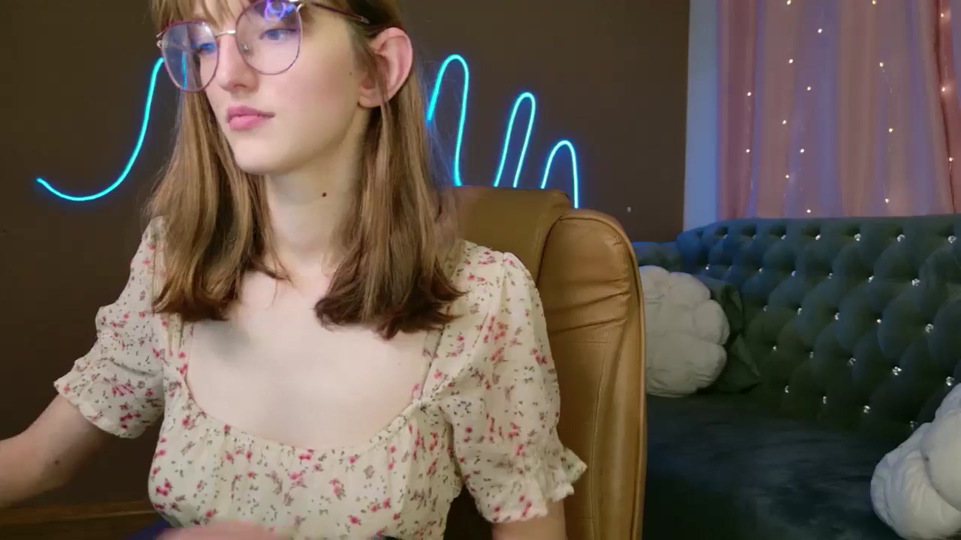 Gallery image thumbnail from EmyLure's myfreecams stream on, 10/25/2025, 16:33 image 5 of 20