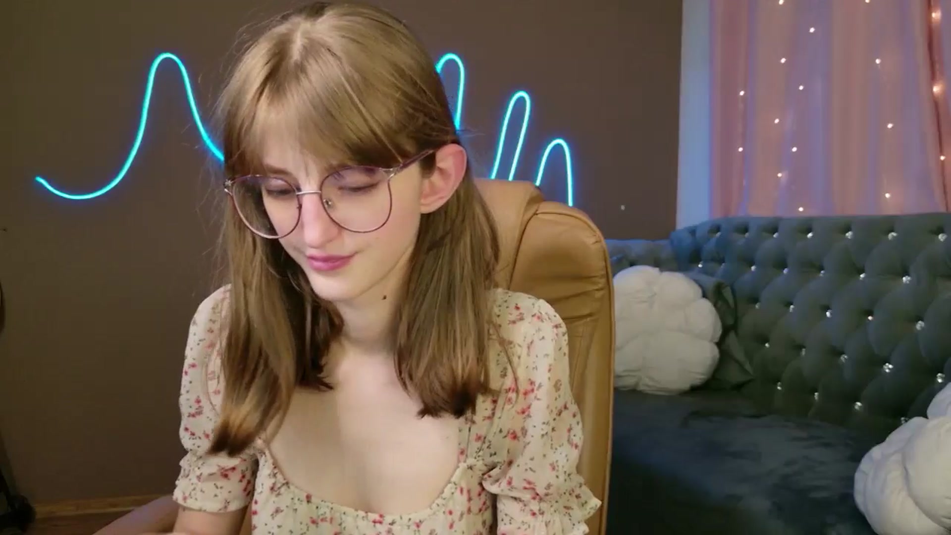 Gallery image thumbnail from EmyLure's myfreecams stream on, 10/25/2025, 18:17 image 9 of 20
