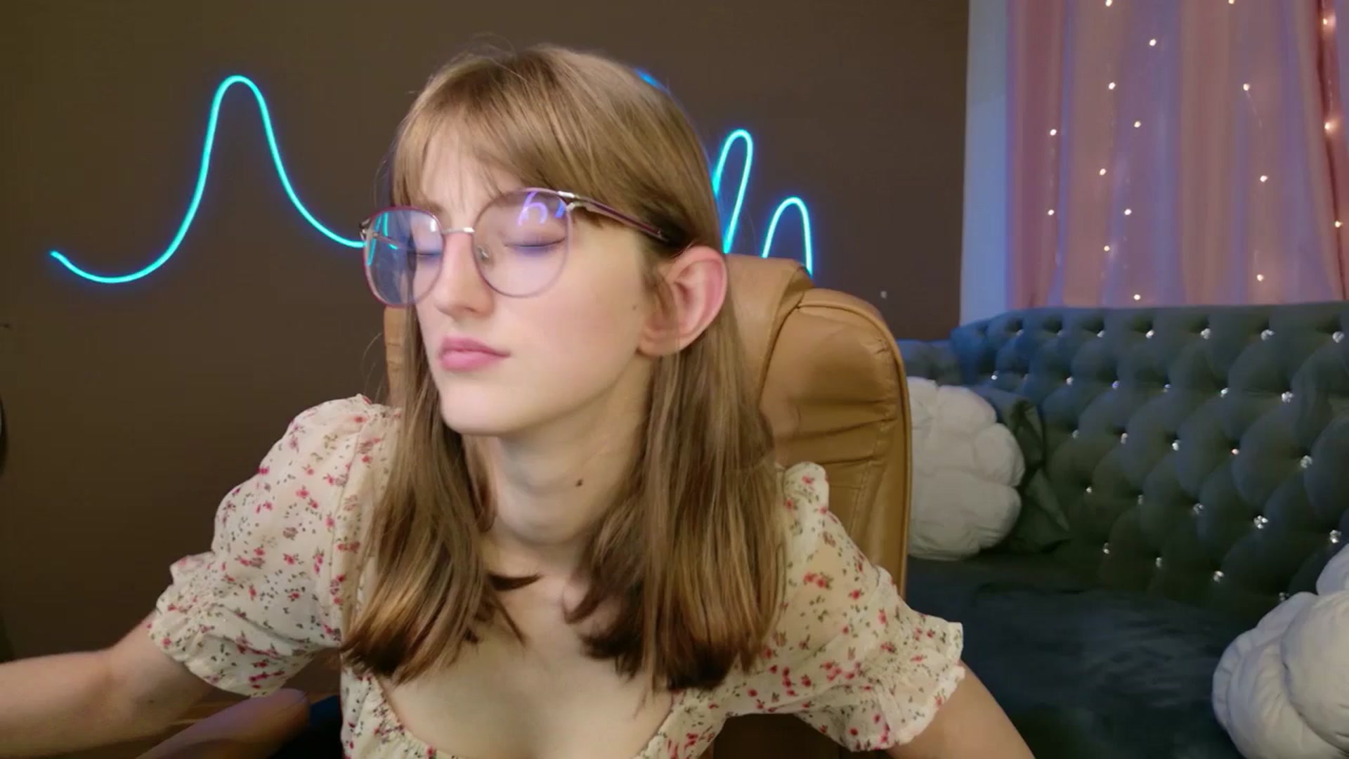 Gallery image thumbnail from EmyLure's myfreecams stream on, 10/25/2025, 18:17 image 13 of 20