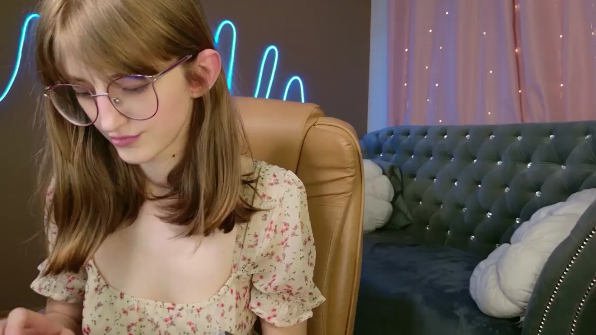 Gallery image thumbnail from EmyLure's myfreecams stream on, 10/25/2025, 18:17 image 18 of 20