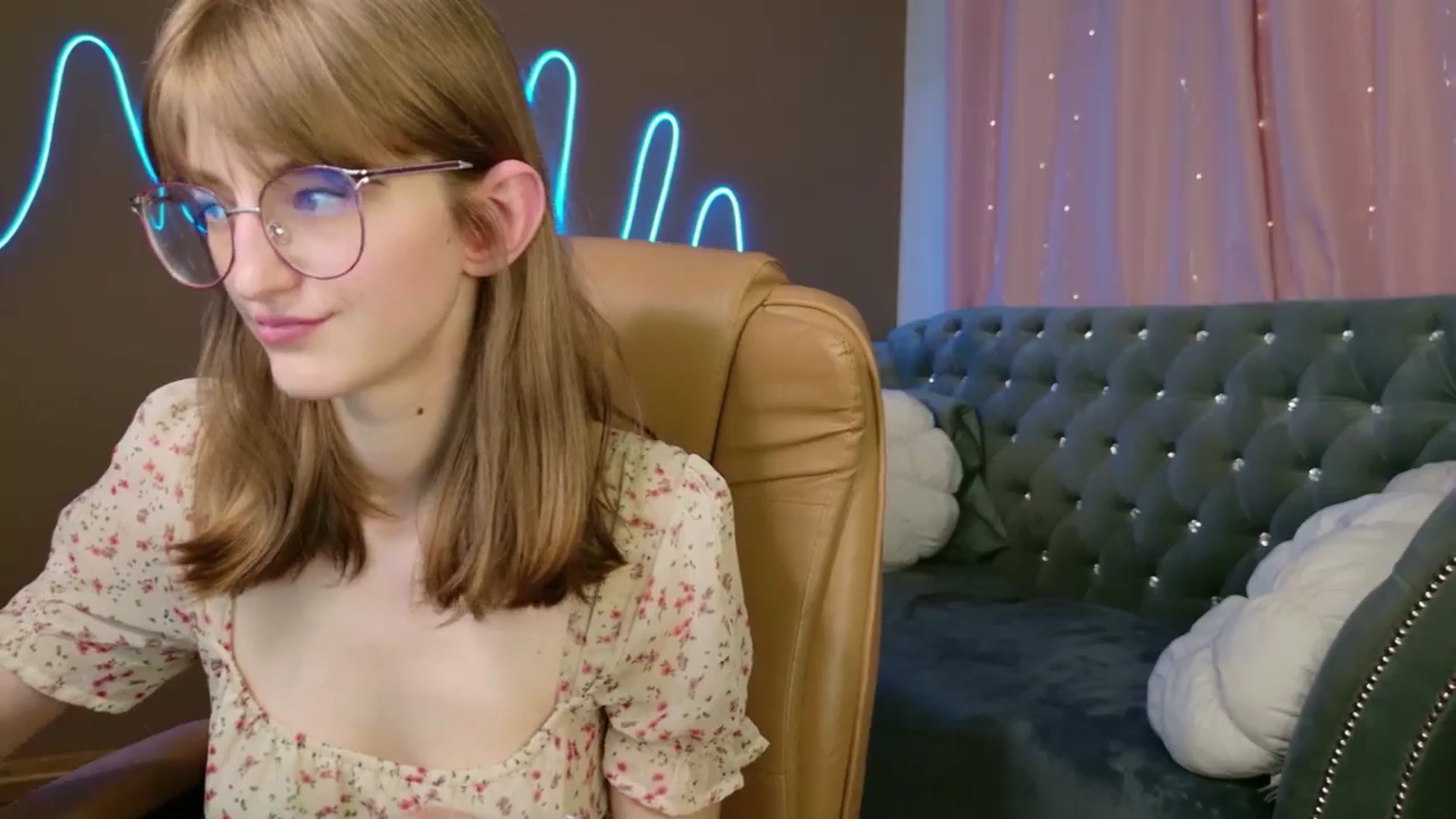 Gallery image thumbnail from EmyLure's myfreecams stream on, 10/25/2025, 18:17 image 20 of 20