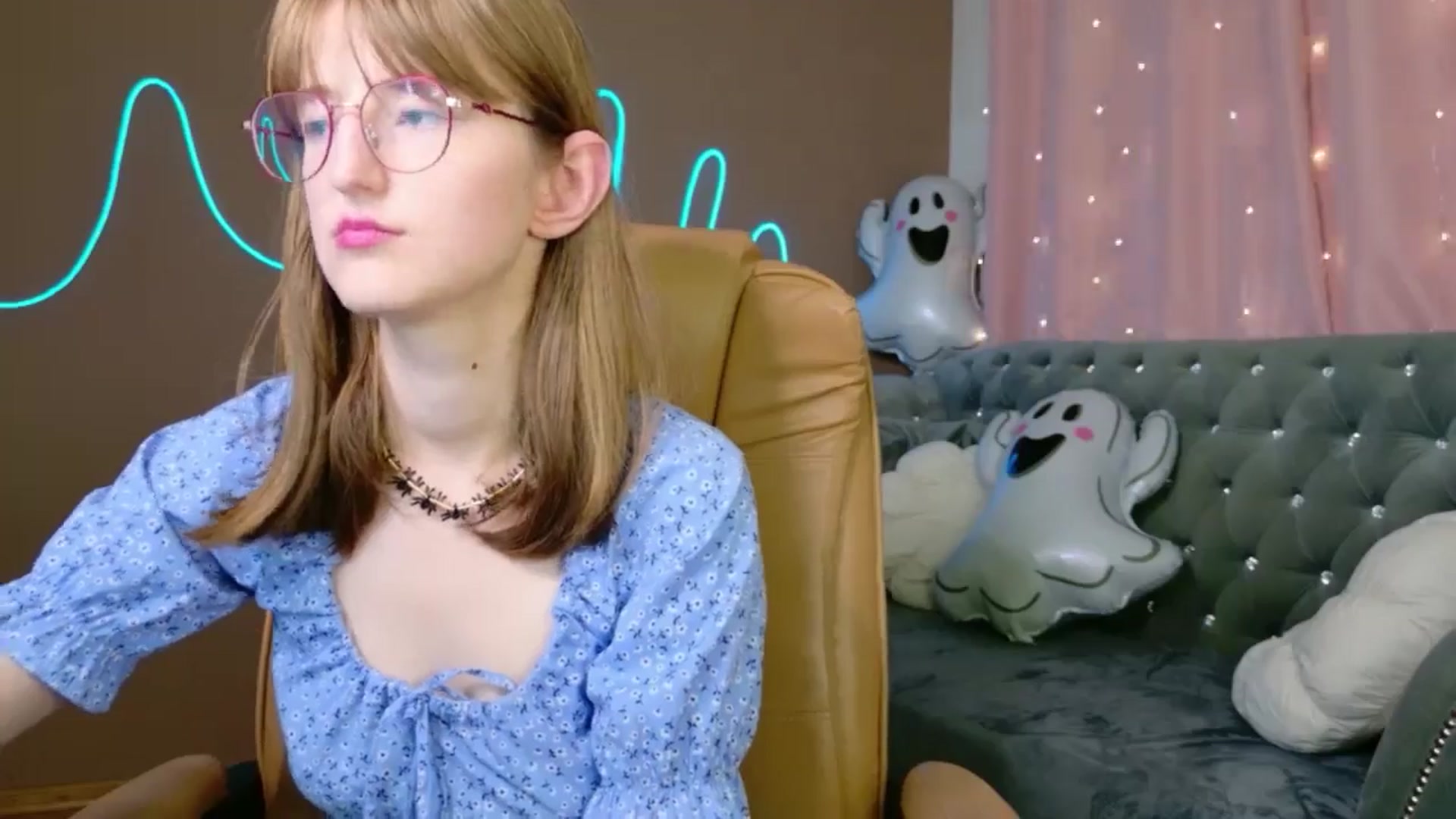 Gallery image thumbnail from EmyLure's myfreecams stream on, 11/01/2025, 20:03 image 2 of 20