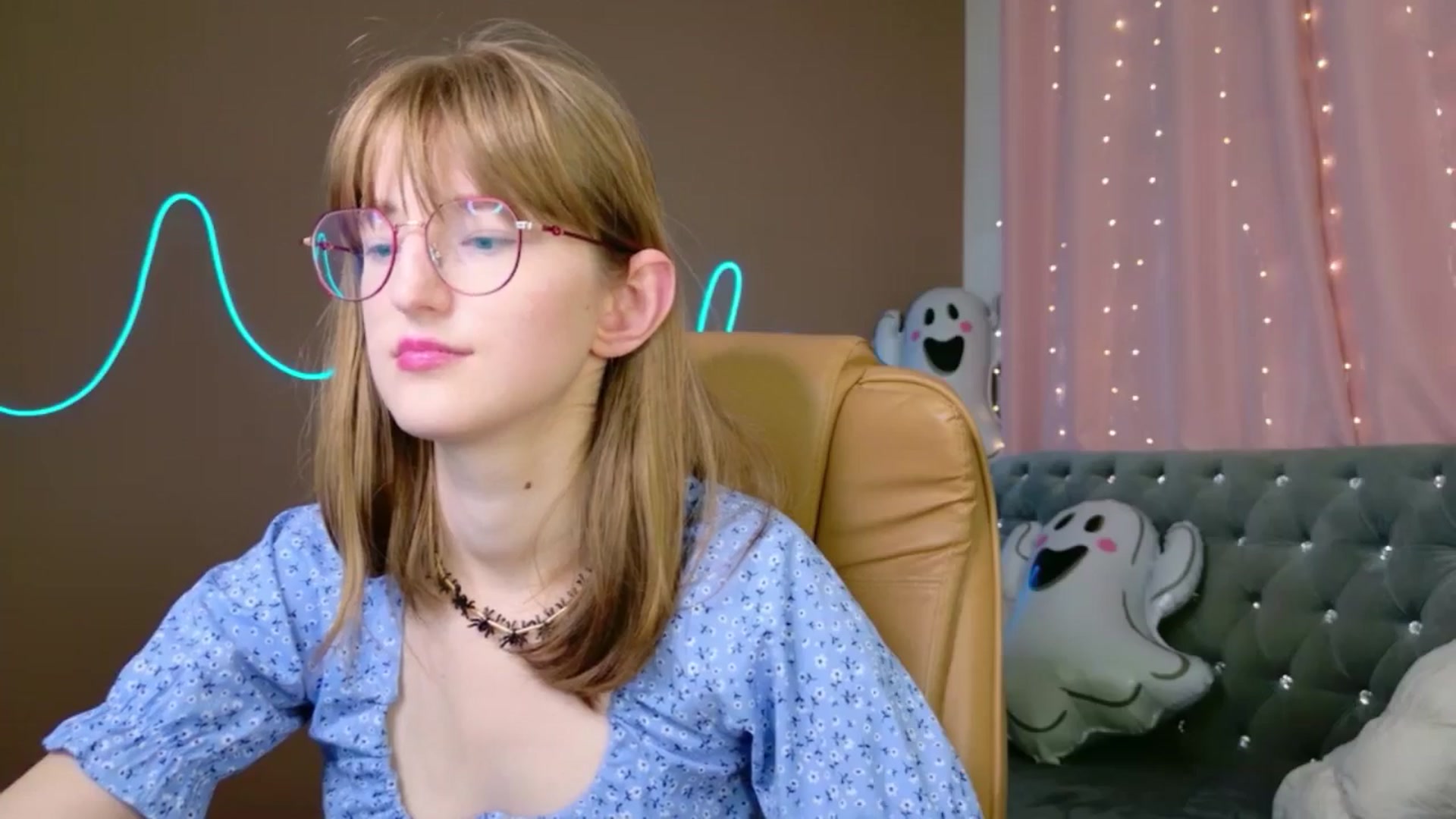 Gallery image thumbnail from EmyLure's myfreecams stream on, 11/01/2025, 20:03 image 13 of 20