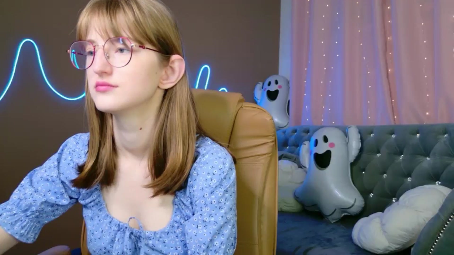 Gallery image thumbnail from EmyLure's myfreecams stream on, 11/02/2025, 16:54 image 8 of 20