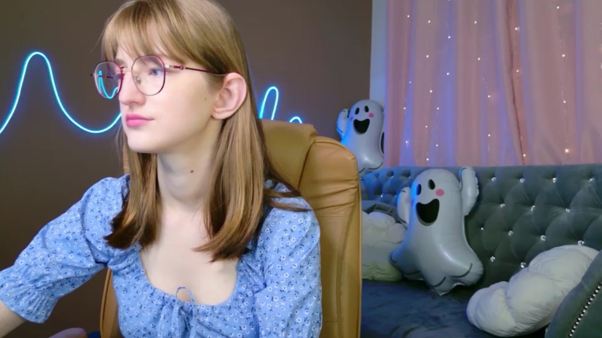 Gallery image thumbnail from EmyLure's myfreecams stream on, 11/02/2025, 16:54 image 7 of 20