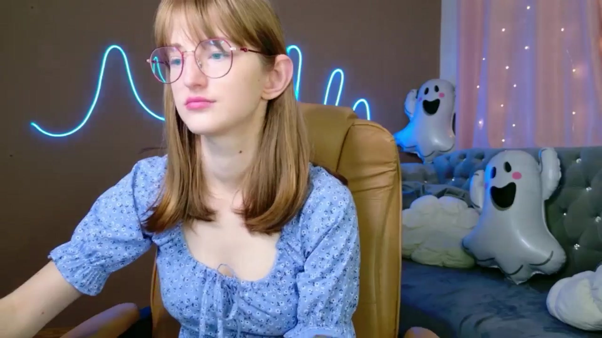 Gallery image thumbnail from EmyLure's myfreecams stream on, 11/02/2025, 16:54 image 15 of 20