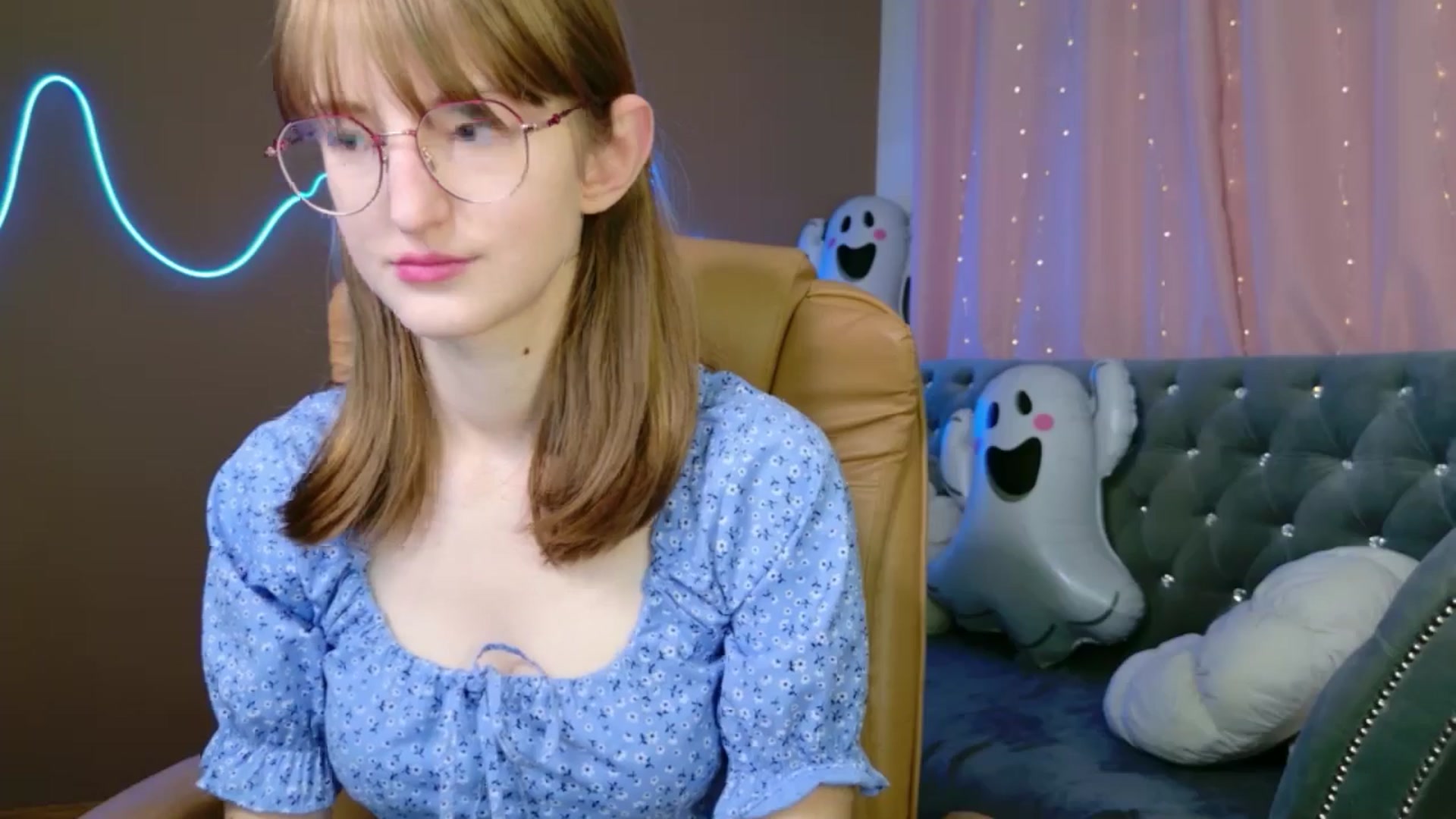 Gallery image thumbnail from EmyLure's myfreecams stream on, 11/02/2025, 16:54 image 2 of 20