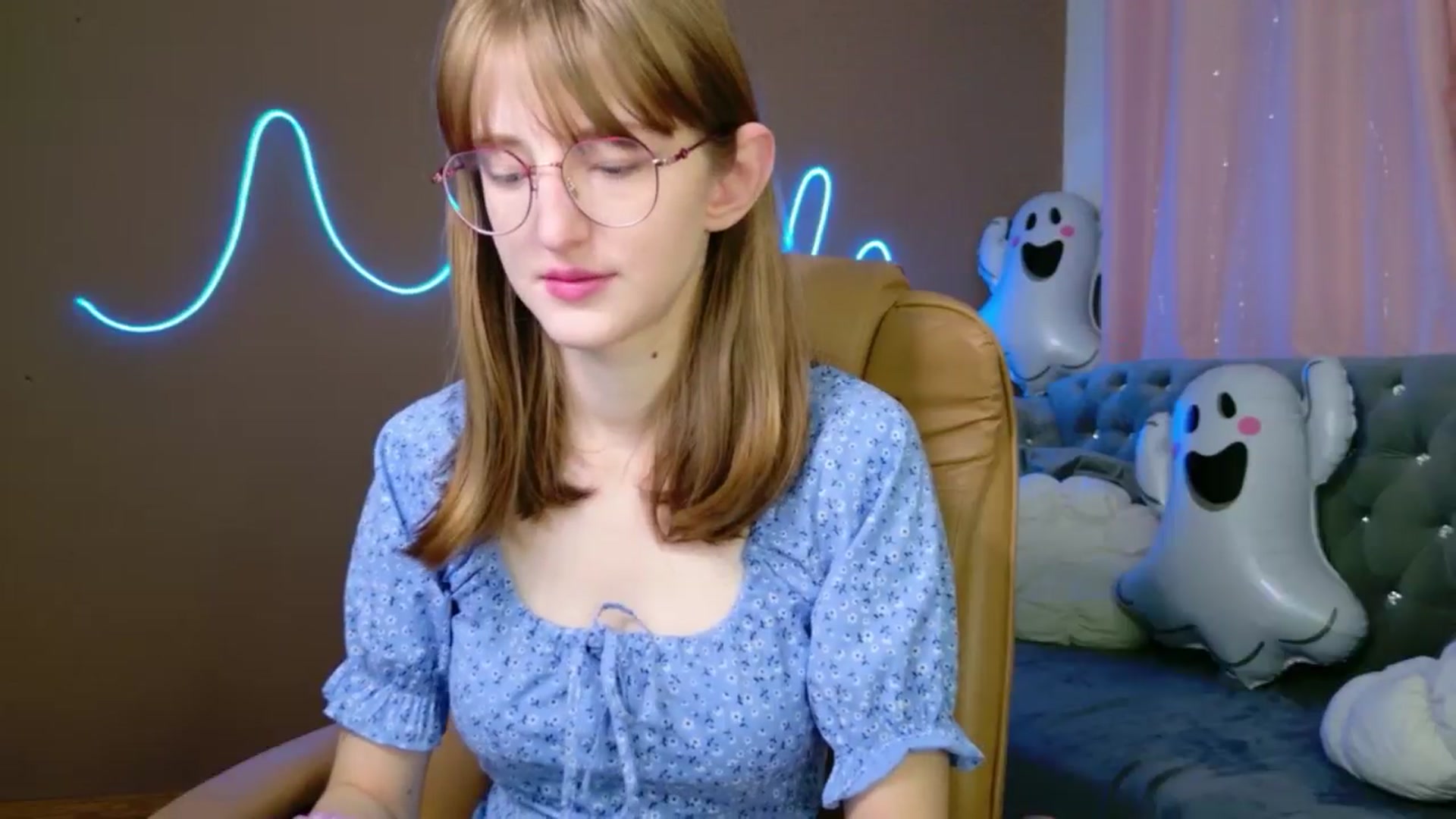 Gallery image thumbnail from EmyLure's myfreecams stream on, 11/02/2025, 16:54 image 17 of 20