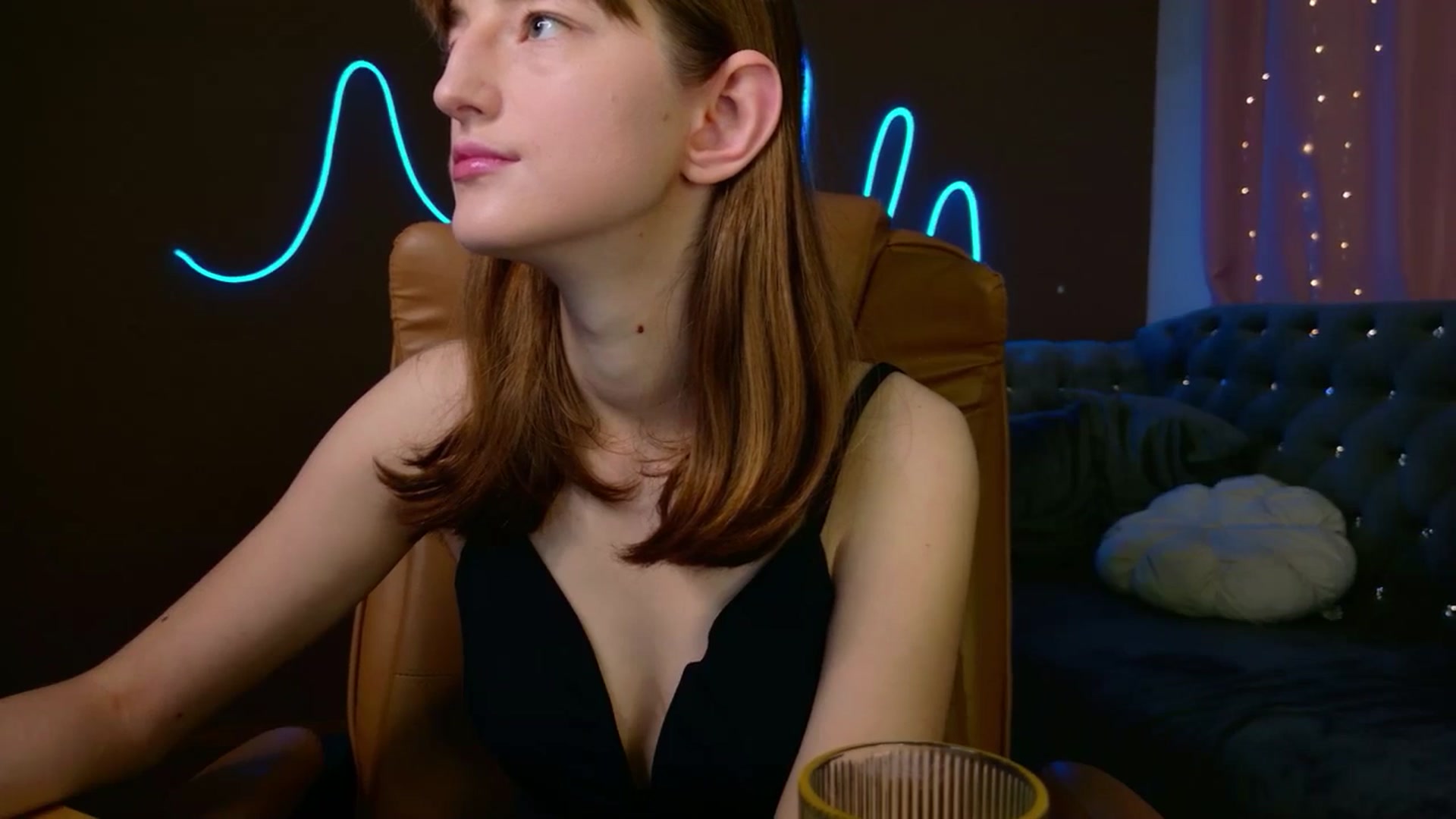 Gallery image thumbnail from EmyLure's myfreecams stream on, 11/16/2025, 18:02 image 15 of 20