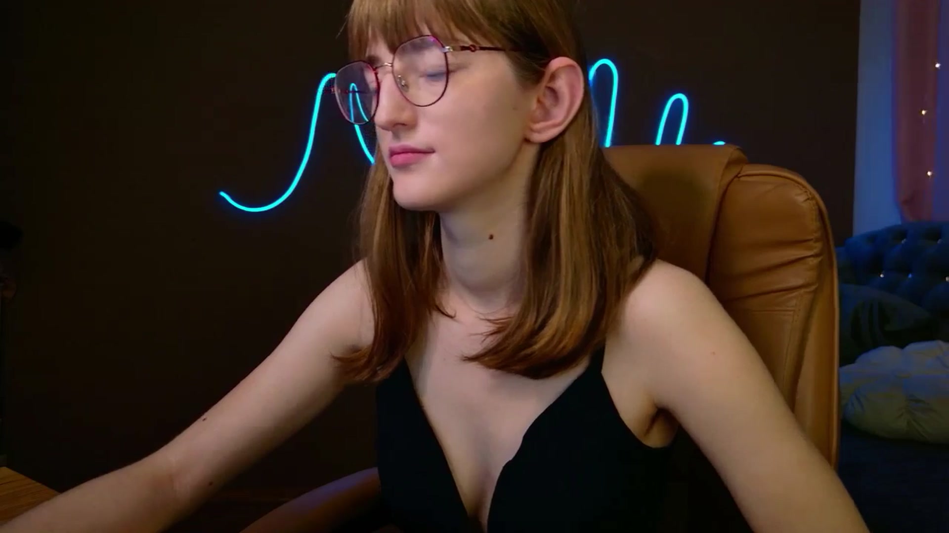Gallery image thumbnail from EmyLure's myfreecams stream on, 11/16/2025, 19:41 image 20 of 20