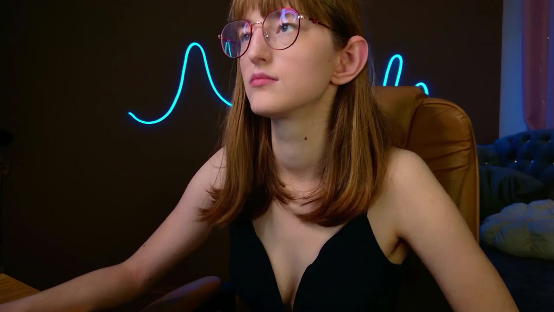 Gallery image thumbnail from EmyLure's myfreecams stream on, 11/16/2025, 19:41 image 8 of 20